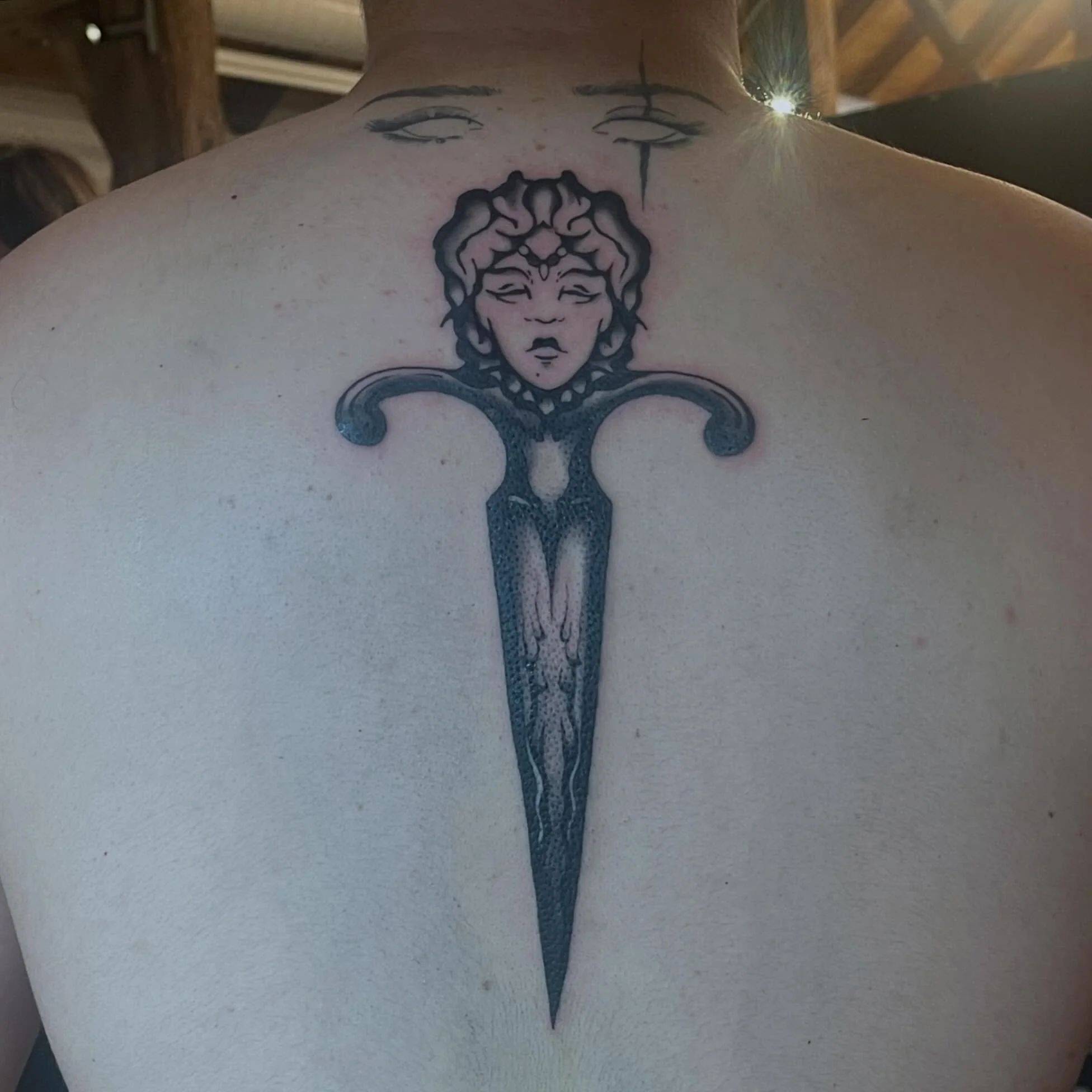 Flash Dague &agrave; t&ecirc;te de femme r&eacute;alis&eacute; &agrave; la convention SOMA ce week end // merci pour la confiance 🌸🗡️