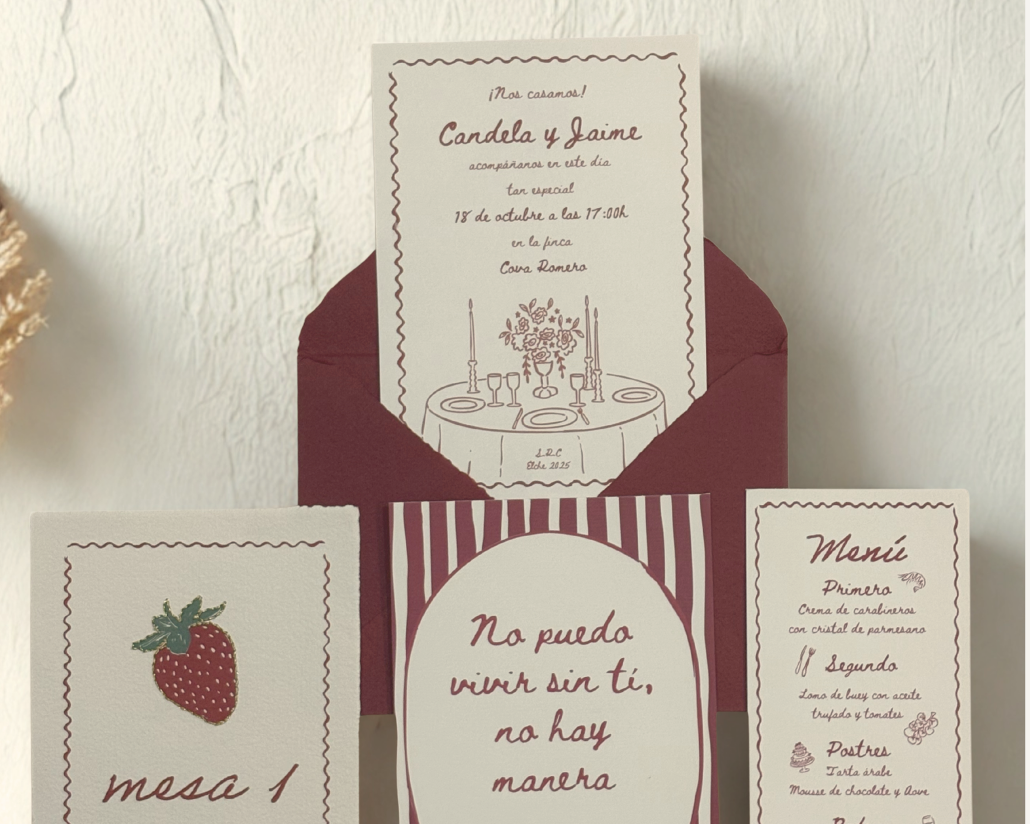 Invitación y cartelitos para una boda con diseño en tonos burdeos y blanco, con ilustraciones delicadas y textos en cursiva.
