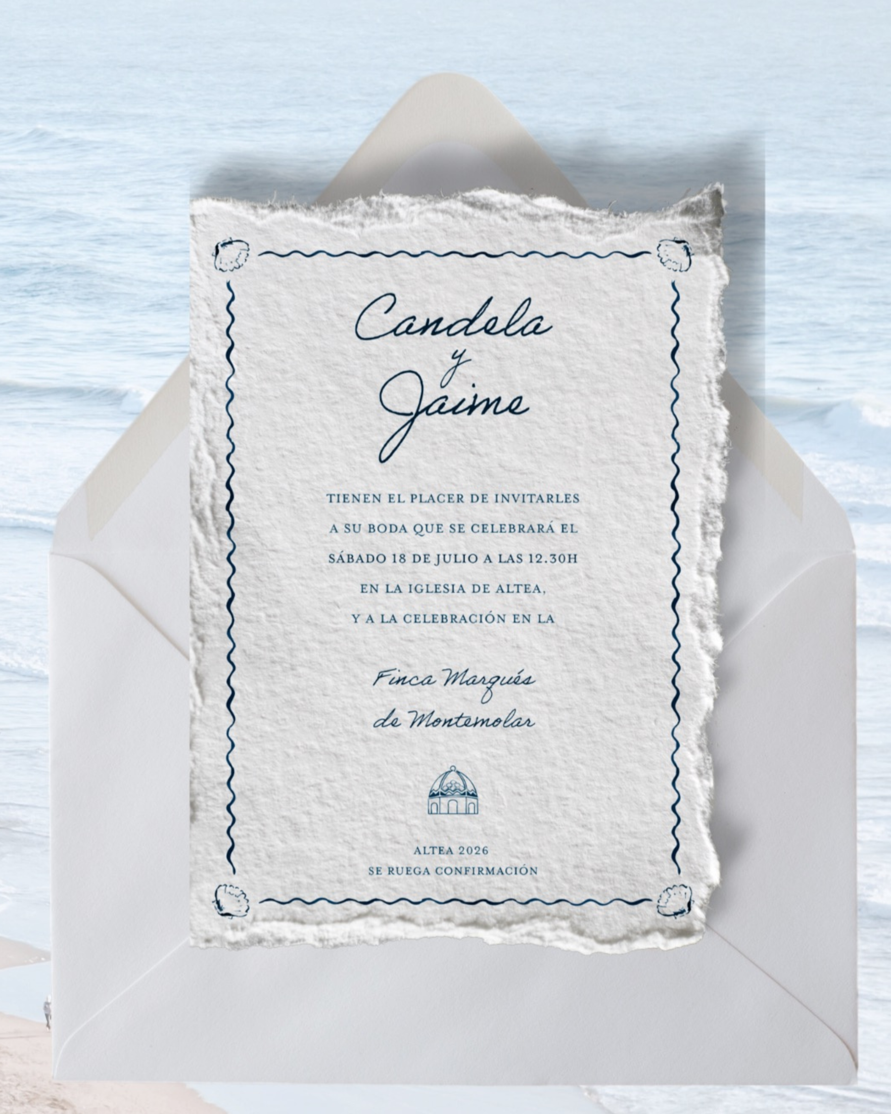 Invitación de boda con fondo de mar, invitación en papel texturizado con borde decorado y un icono de iglesia, en sobre blanco.