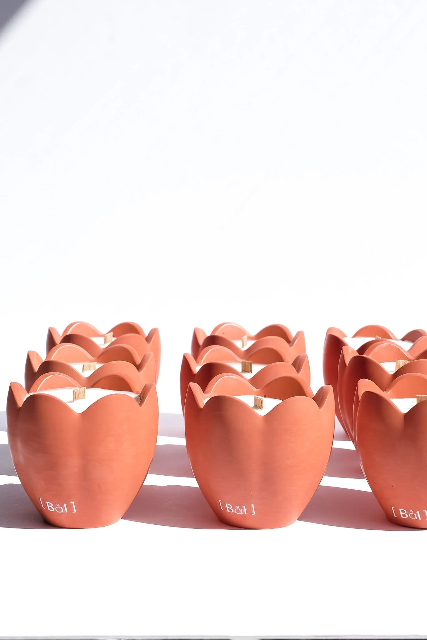 Vue de dessus bougie parfumée fruits rouges mèche bois — cire végétale artisanale