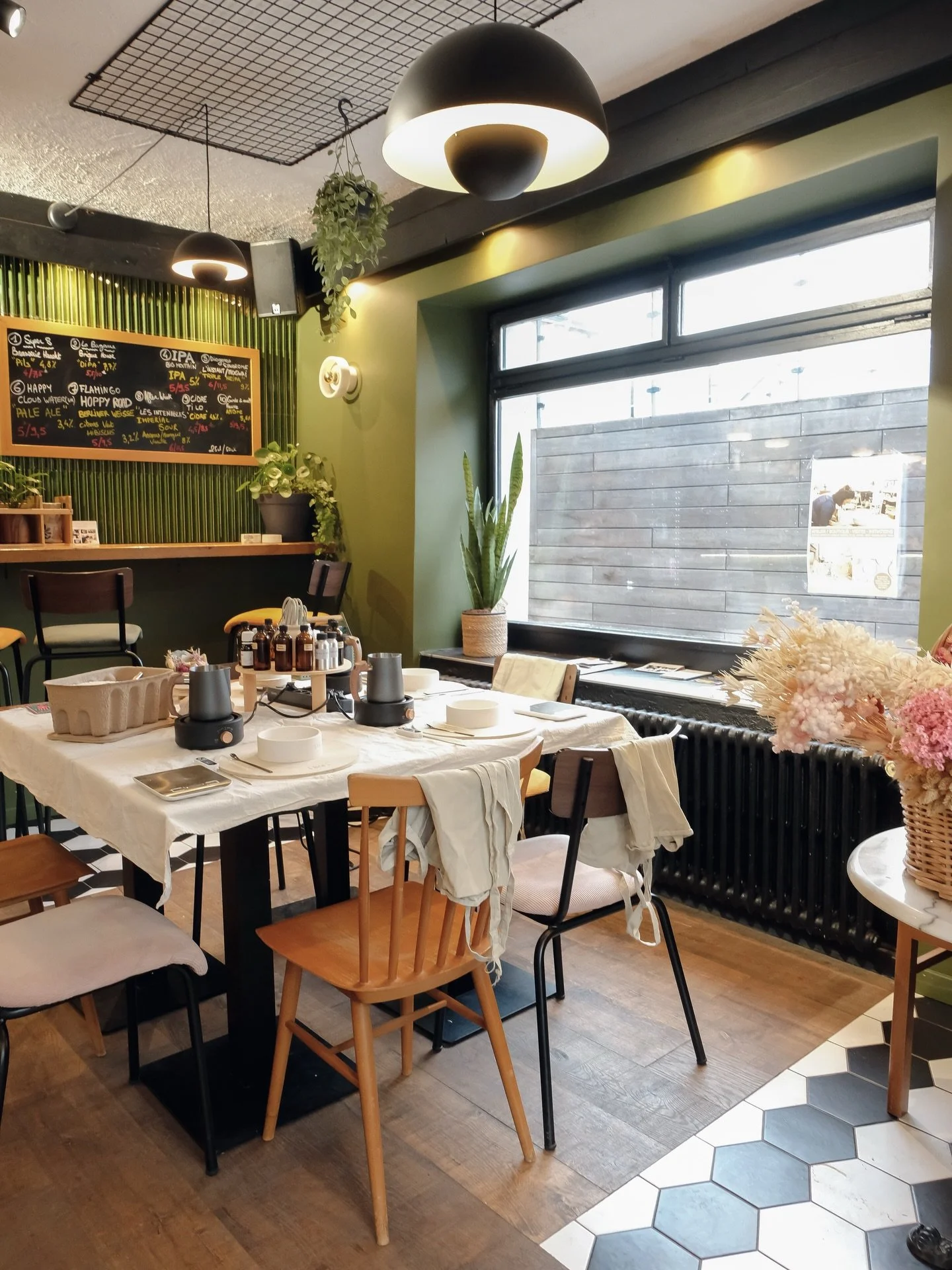 Un atelier bougie&hellip; dans un pub.

Au @hop.lesgets , tout tourne autour de l&rsquo;artisanat et des mati&egrave;res brutes :
malt, hops, yeast and the brewers.

Moi, j&rsquo;am&egrave;ne ma cire et mes fleurs tous les vendredis matin depuis le d