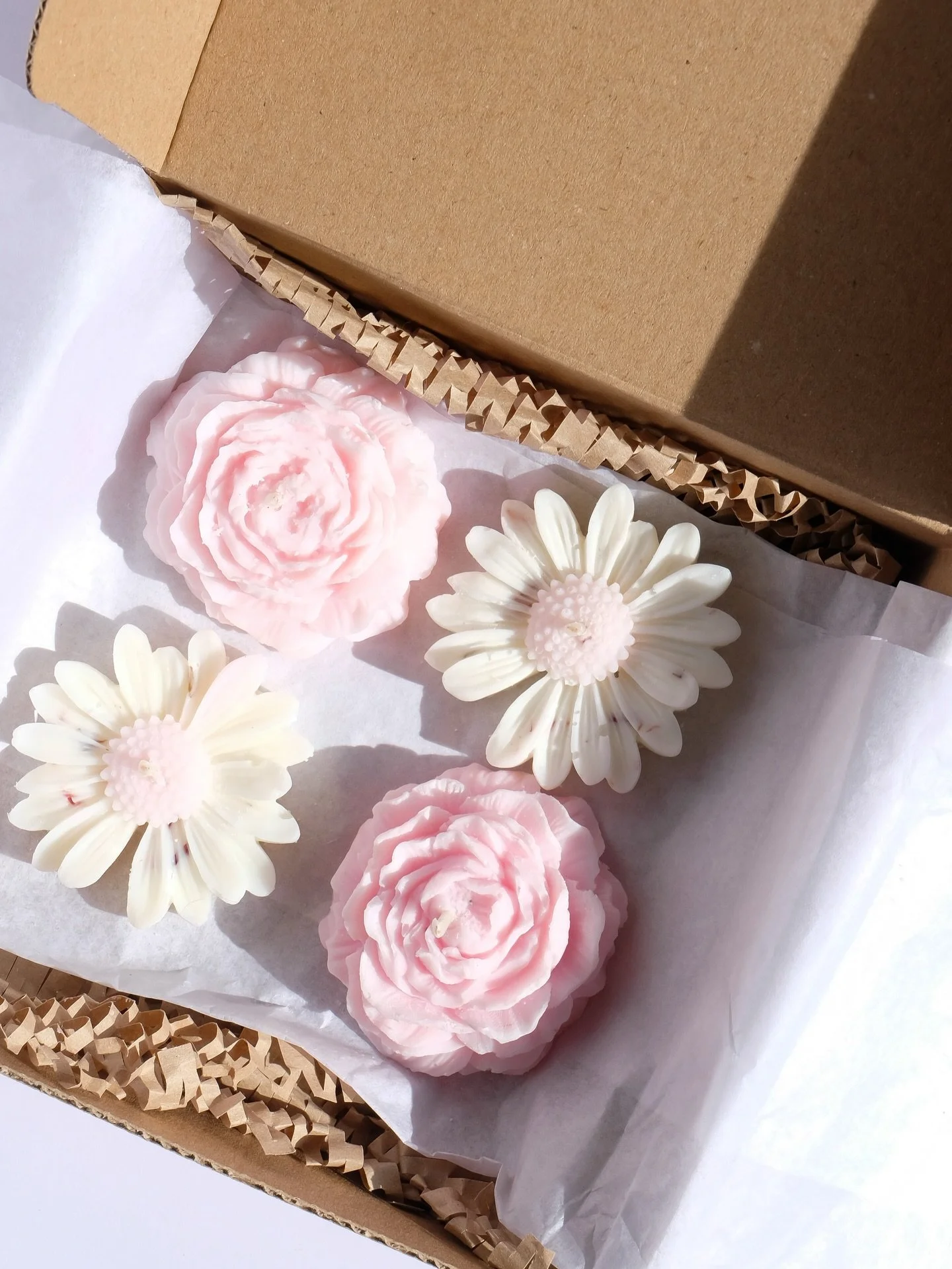 Le coffret &laquo; Jardin de Tendresse &raquo; a &eacute;t&eacute; imagin&eacute; comme une parenth&egrave;se douce et fleurie pour la F&ecirc;te des M&egrave;res 🌸

Des bougies d&eacute;licatement parfum&eacute;es &agrave; la Poire &amp; Rose Sauva
