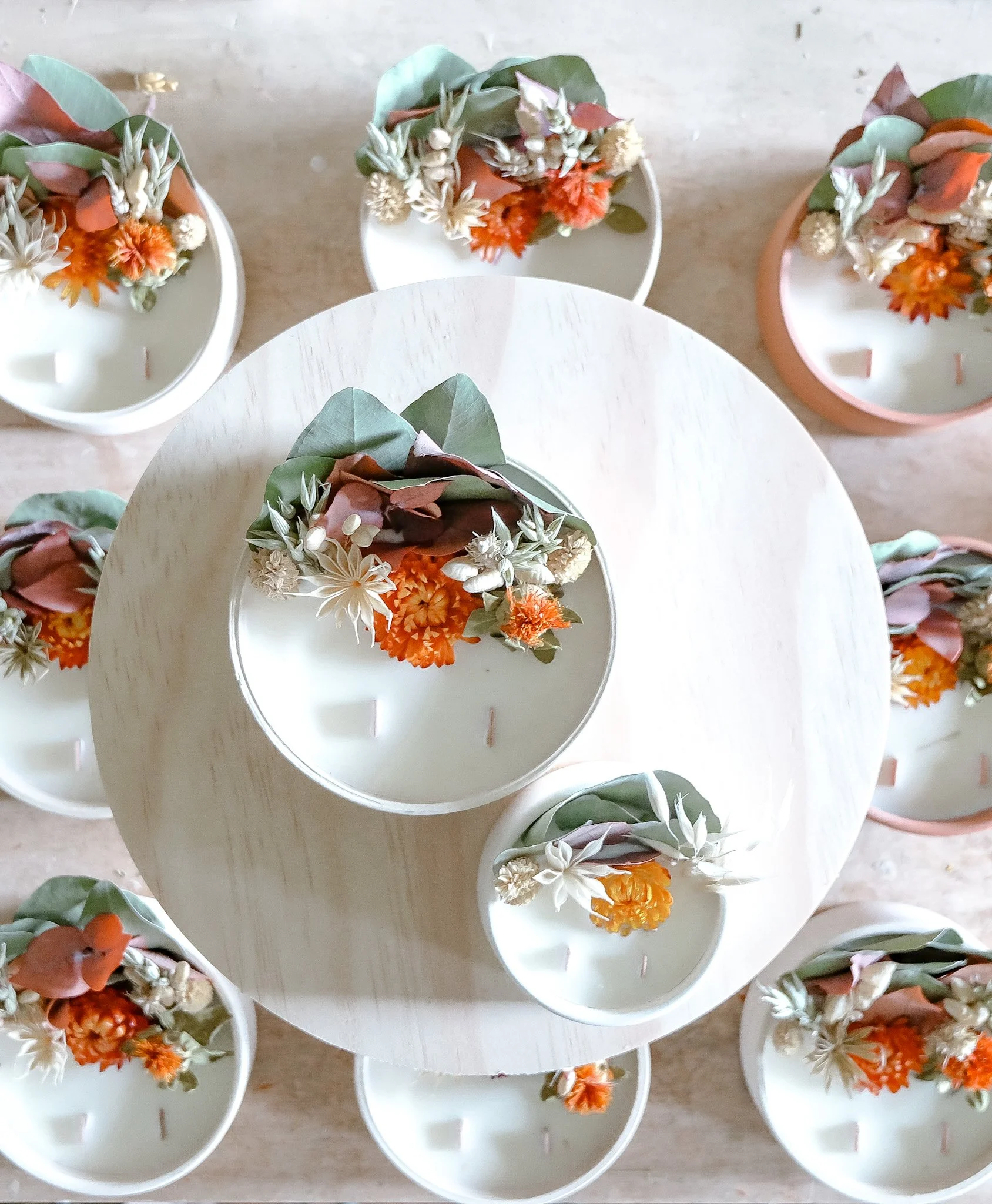 Bougie artisanale pot résine blanc mèche bois cerisier teintes chaudes