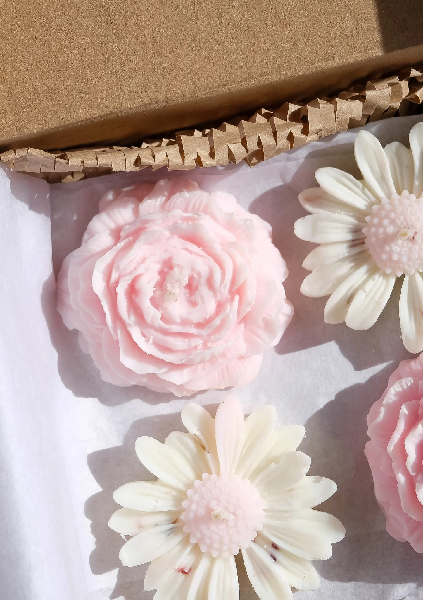 Décoration intérieure bougie fleur de cire parfumée Poire Rose Sauvage ambiance douce