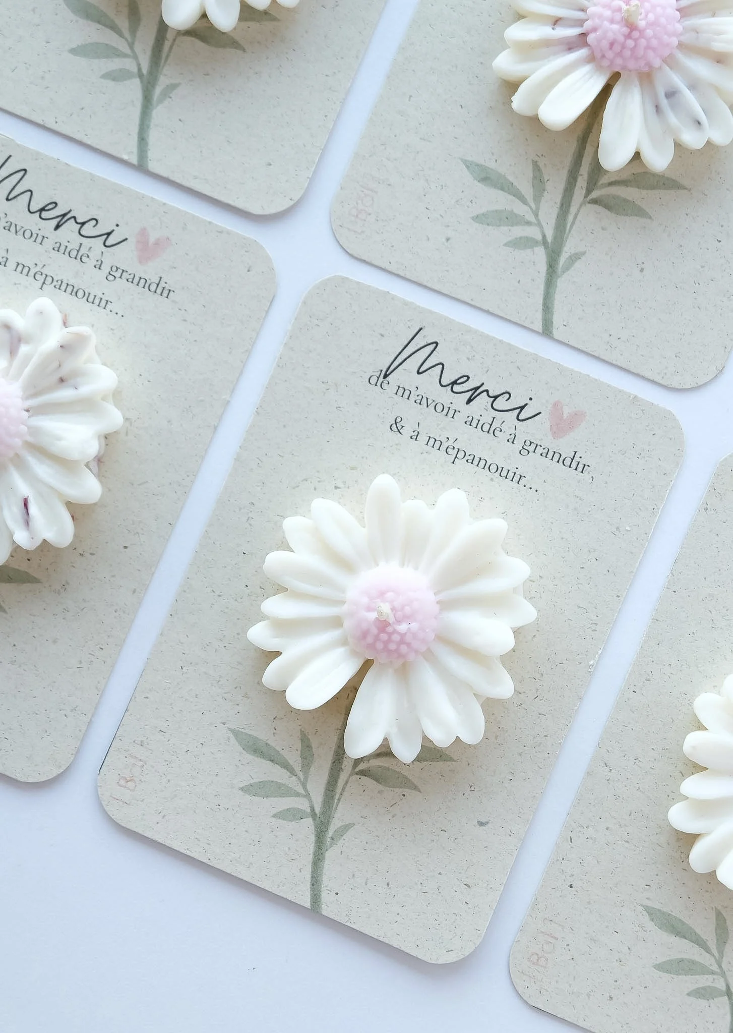 Fleur de cire parfumée posée sur sa carte Merci en papier herbe — cadeau atsem artisanal Bål