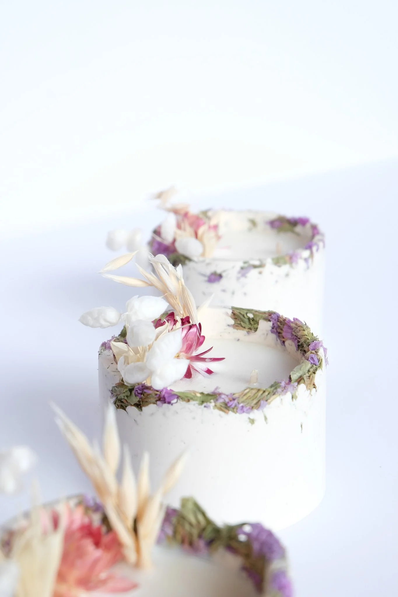 Détail pot résine décoré pétales fleurs séchées françaises bougie artisanale