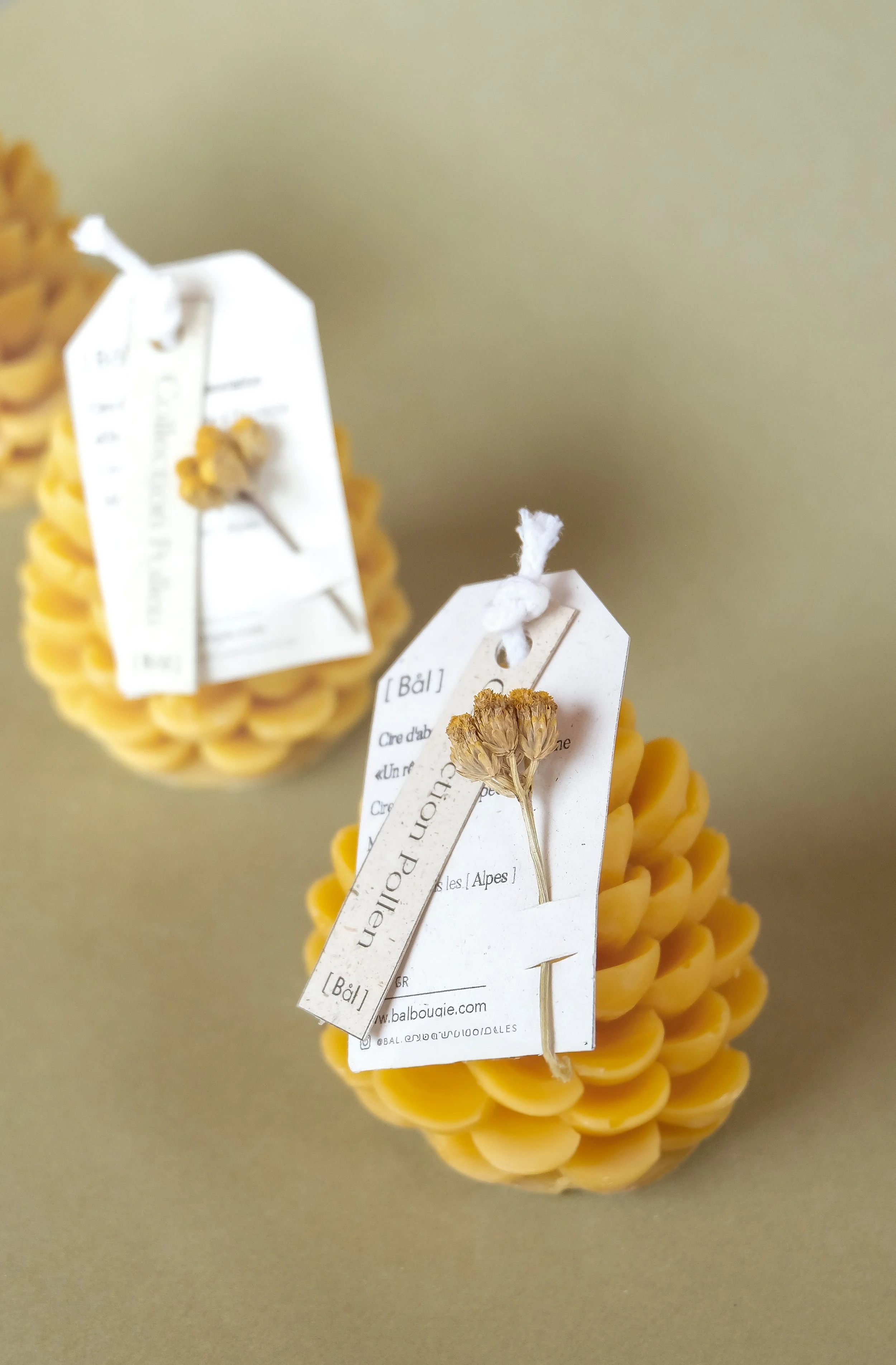 Bougie pomme de pin dans pochon coton naturel cadeau Bål