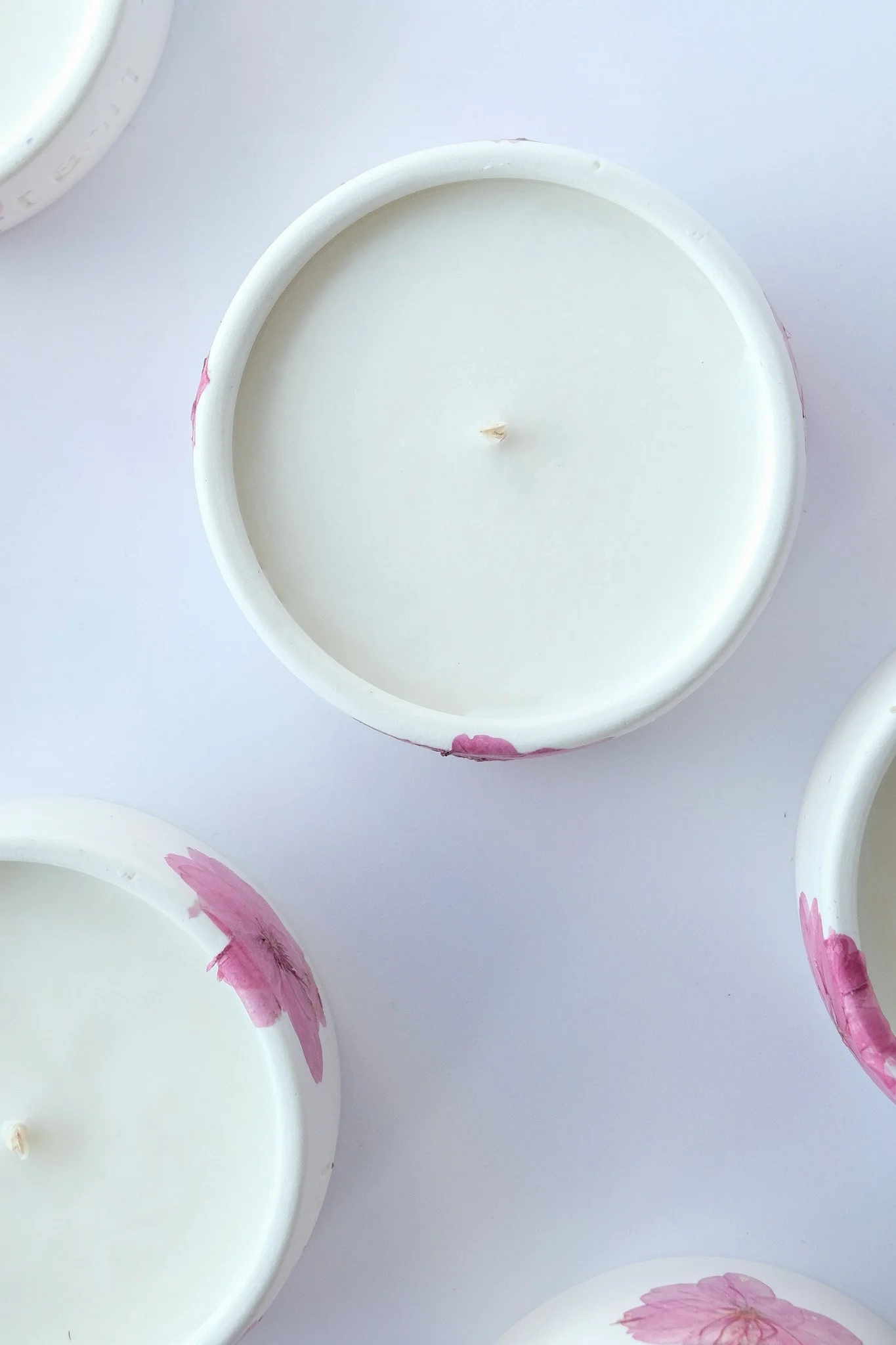 Bougie pétales fleurs de cerisier séchées — édition limitée artisanale Bål Morzine