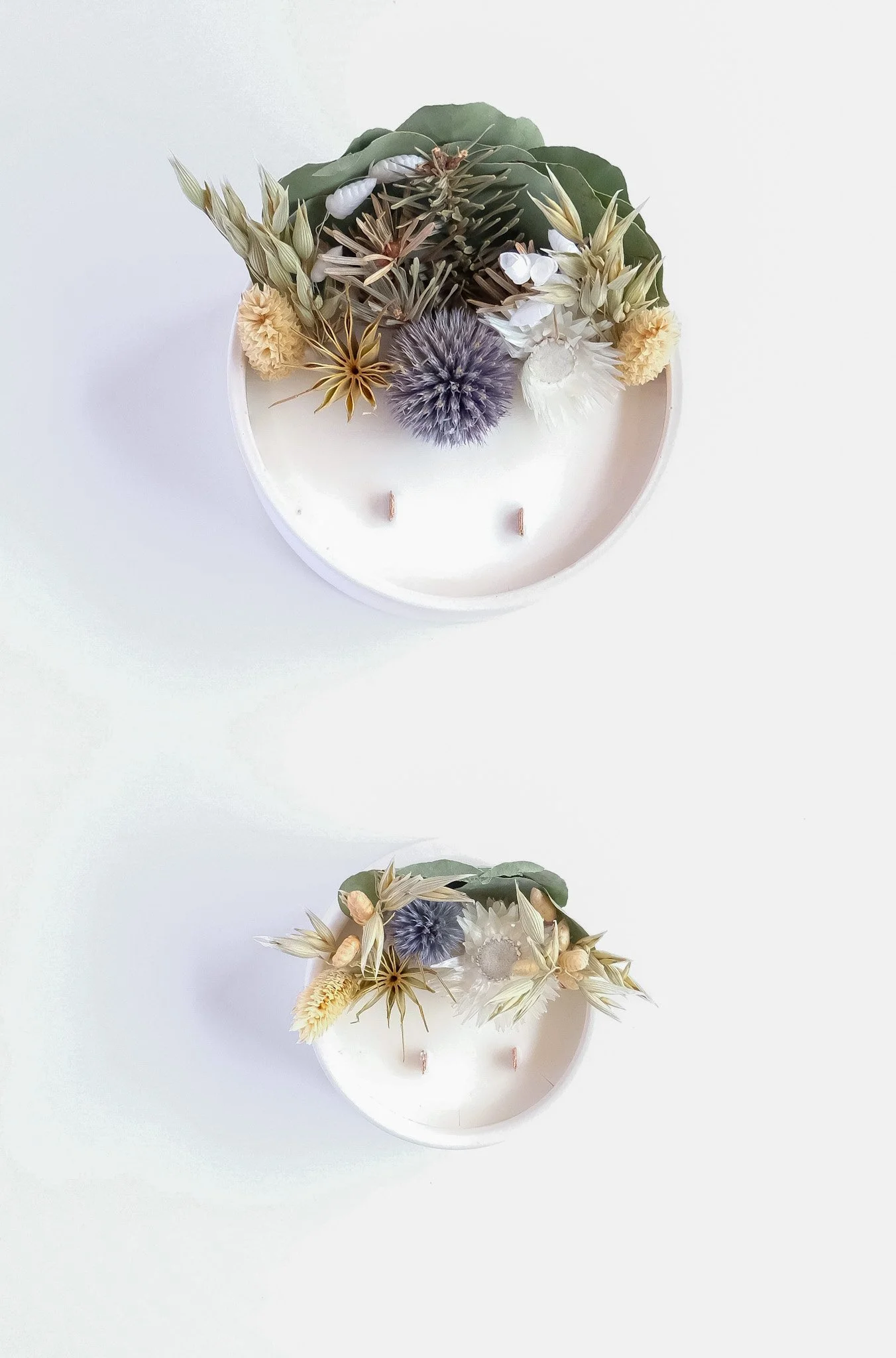 Bougie fleurie aiguilles de sapin avec fleurs séchées dans pot blanc - Bål Morzine