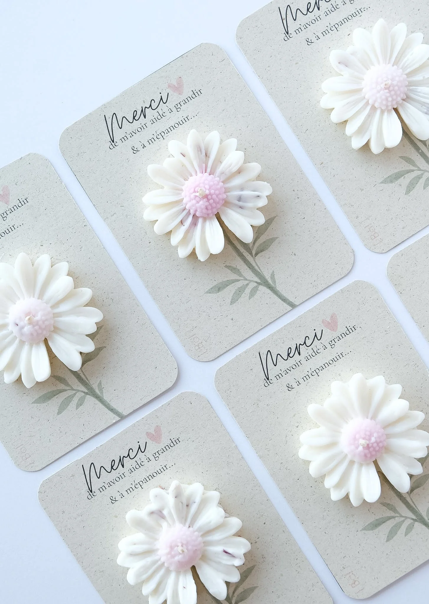 Fleur de cire sur fond naturel — cadeau fin d'année scolaire poétique et naturel