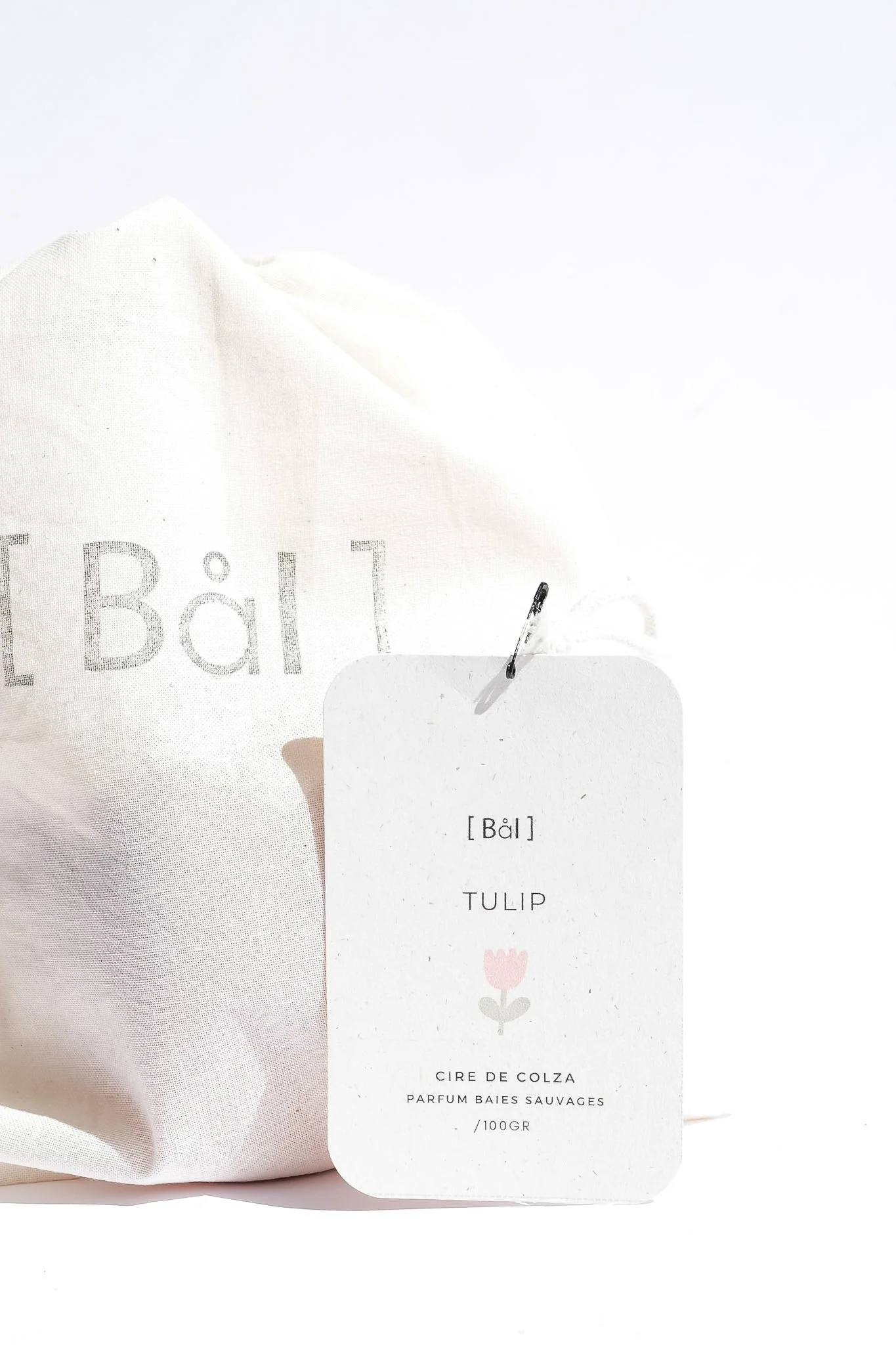 Bougie parfumée baies sauvages vue de côté — pot unique coulé à l'atelier