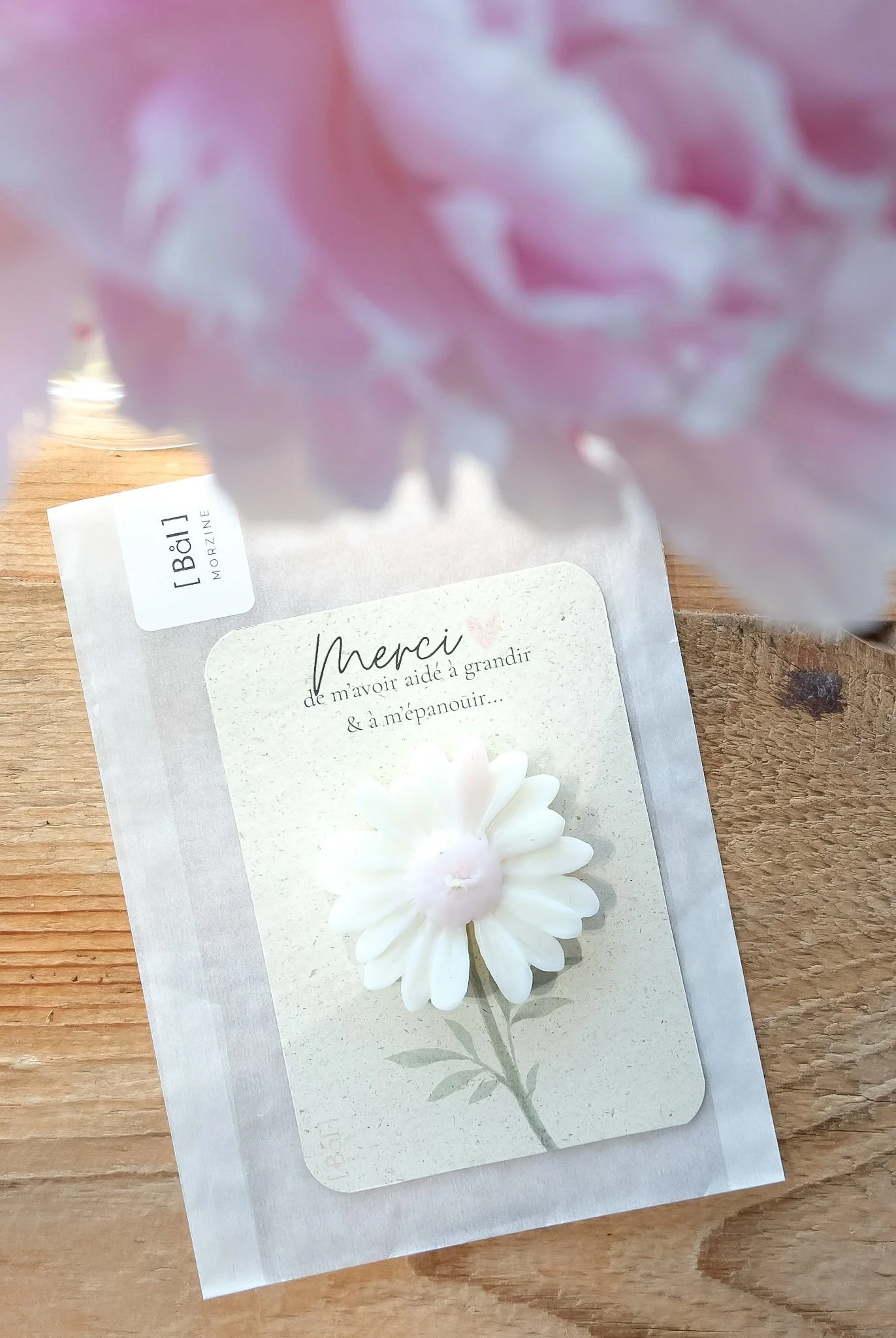 Fleur de cire parfumée Bål sur fond bois — bougie végétale cadeau maîtresse original