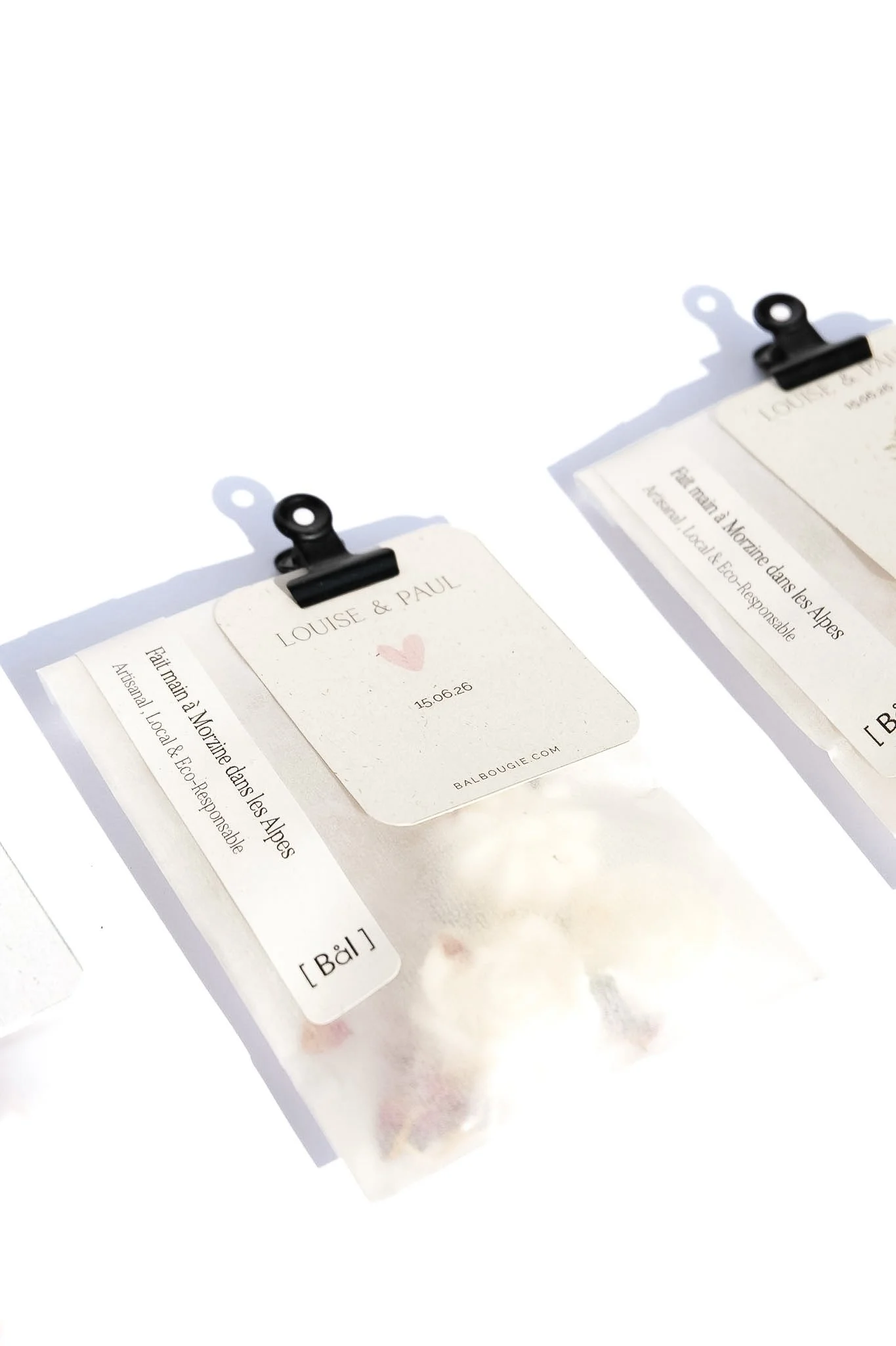 Sélection de fleurs séchées françaises pour la personnalisation sur-mesure de bougies de mariage artisanales.
