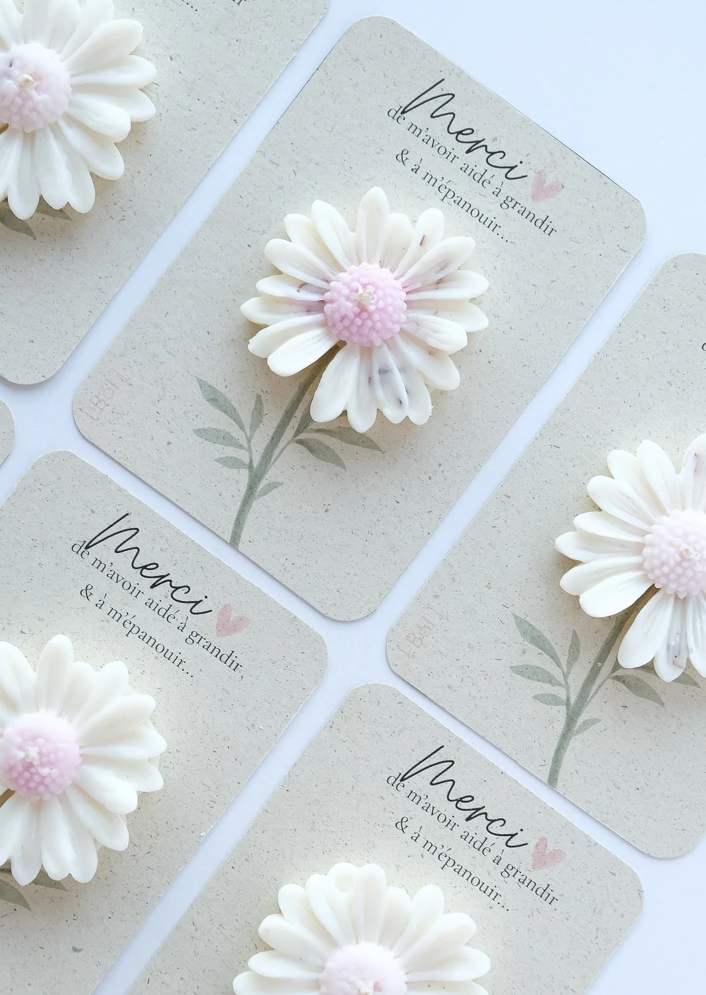 Plan rapproché sur la fleur de cire parfum Poire & Rose Sauvage — bougie artisanale Bål