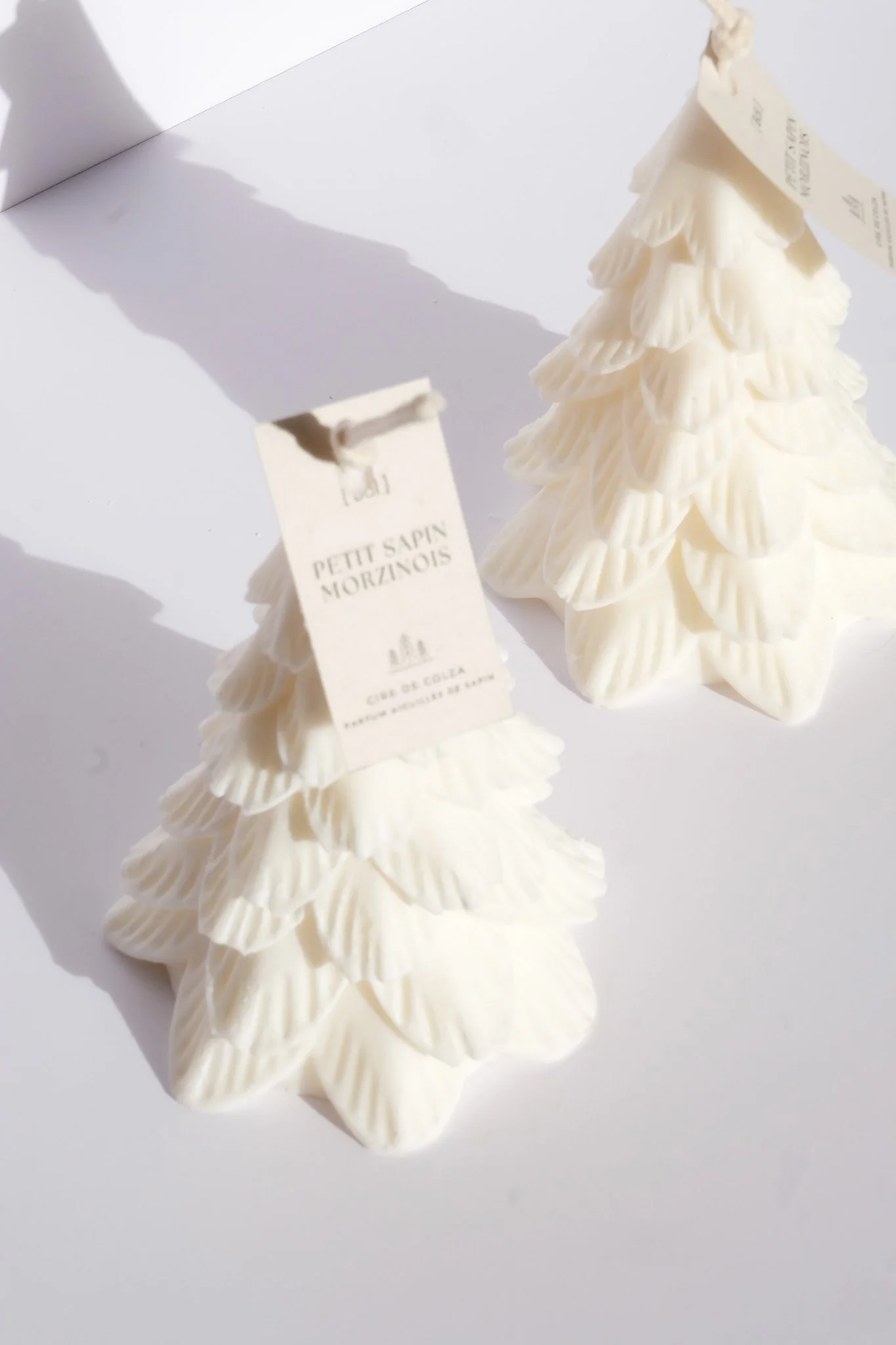 Détail sculpture sapin bougie artisanale moulée main cire colza