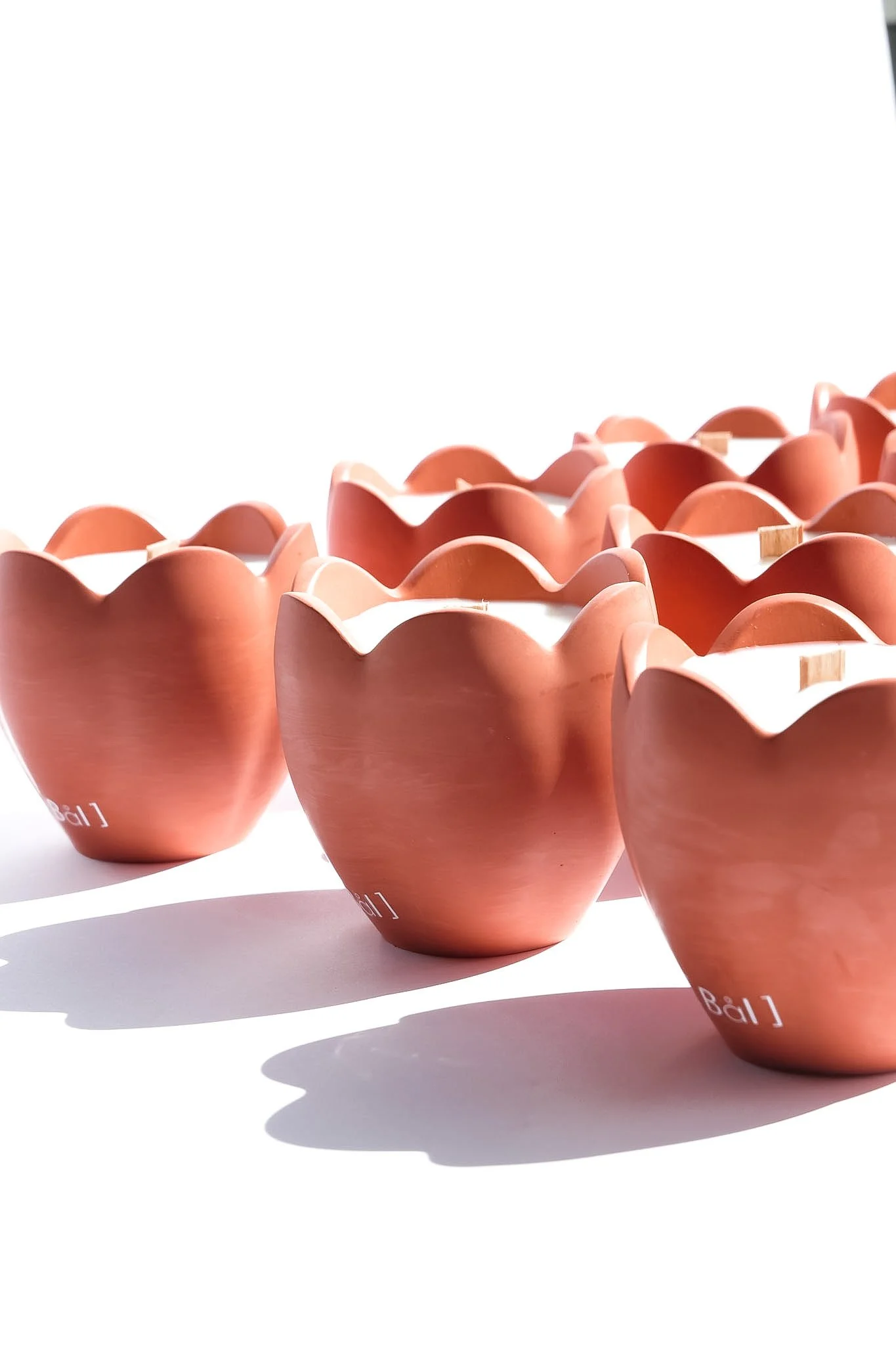 Plan rapproché pot tulipe terre cuite rouge — bougie décorative naturelle Bål