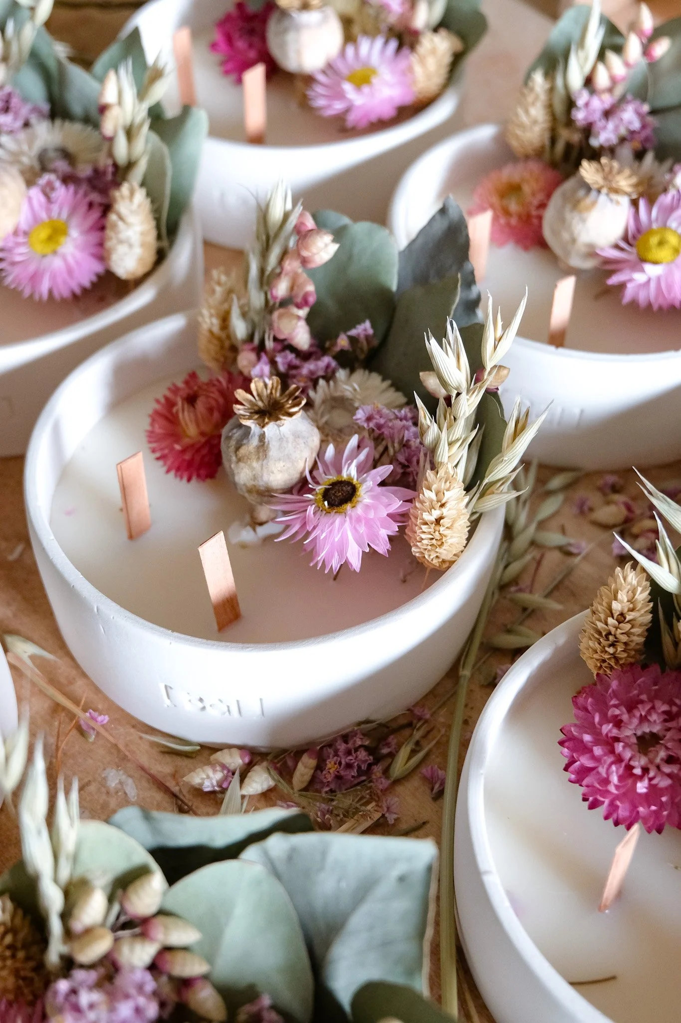 Bougie fleurie baies sauvages fleurs séchées roses acroclinium gomphrena - Bål Morzine
