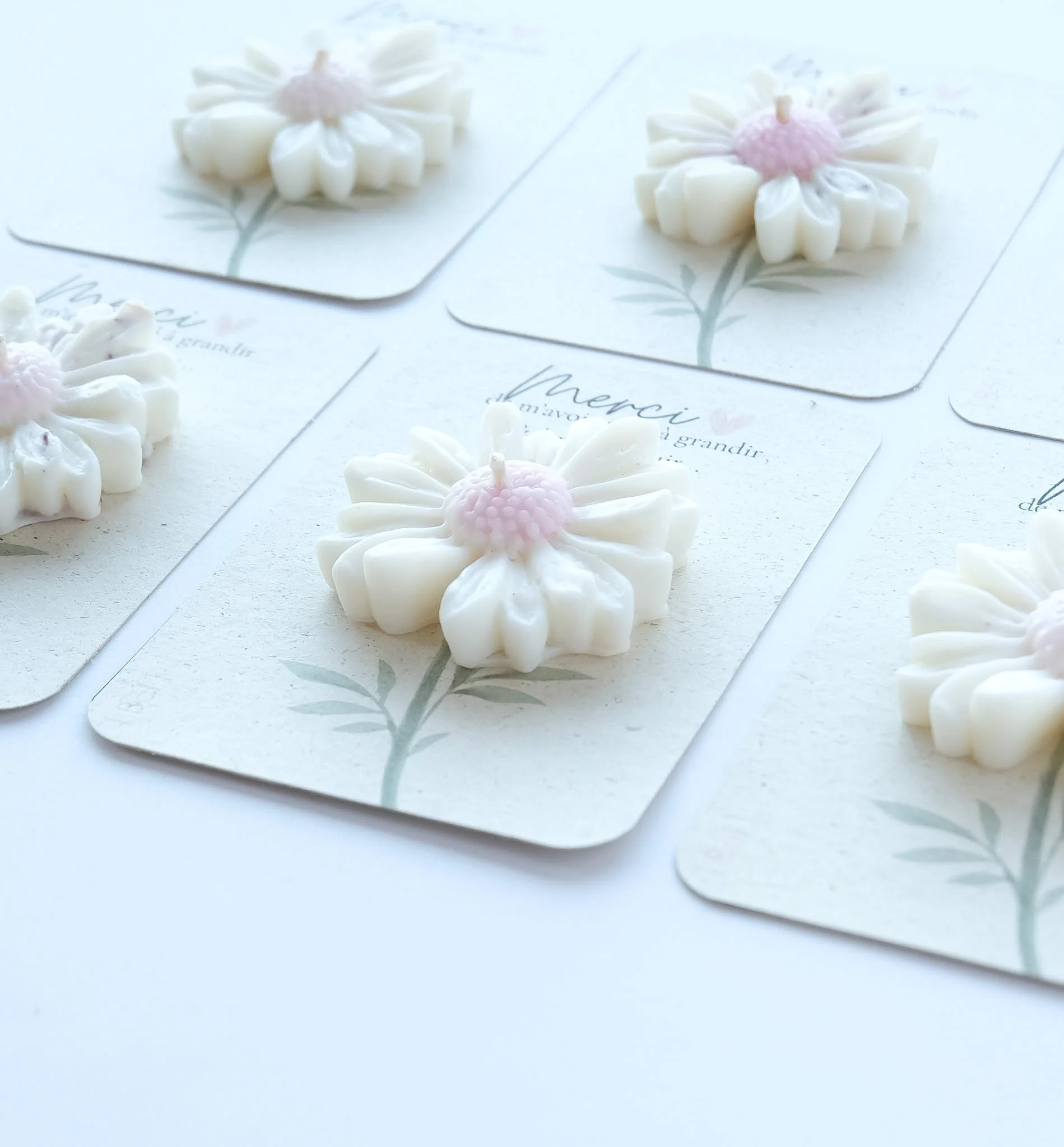 Fleur de cire parfumée posée sur sa carte Merci en papier herbe — cadeau maîtresse artisanal Bål