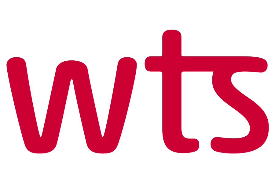 Das Bild zeigt das Logo von WTS, einer Wirtschaftsprüfungs- und Beratungsgesellschaft, in dunklem Rot auf schwarzem Hintergrund.