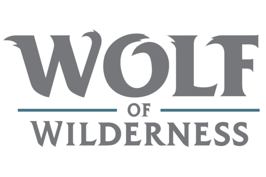 Logo mit den Worten "Wolf of Wilderness" in grauer Schrift auf schwarzem Hintergrund.