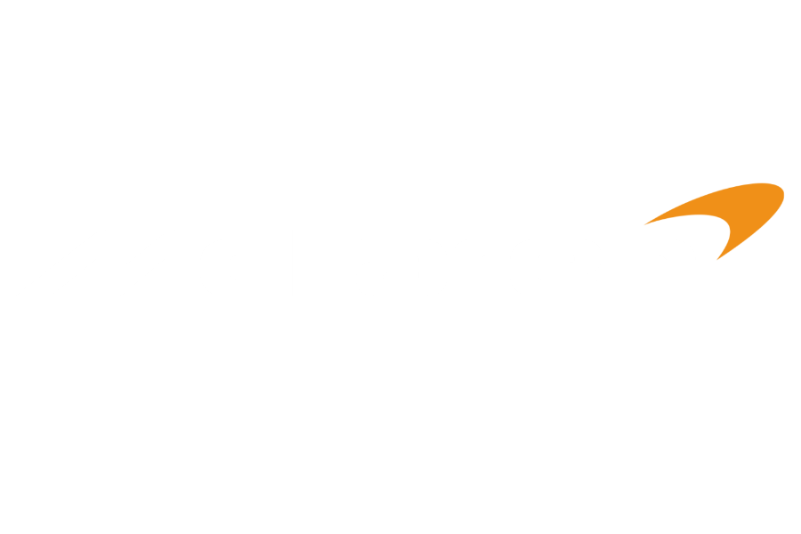 Das Bild zeigt das Logo von McLaren mit weißem Text und einem orangefarbenen Bogen über dem Text auf schwarzem Hintergrund.