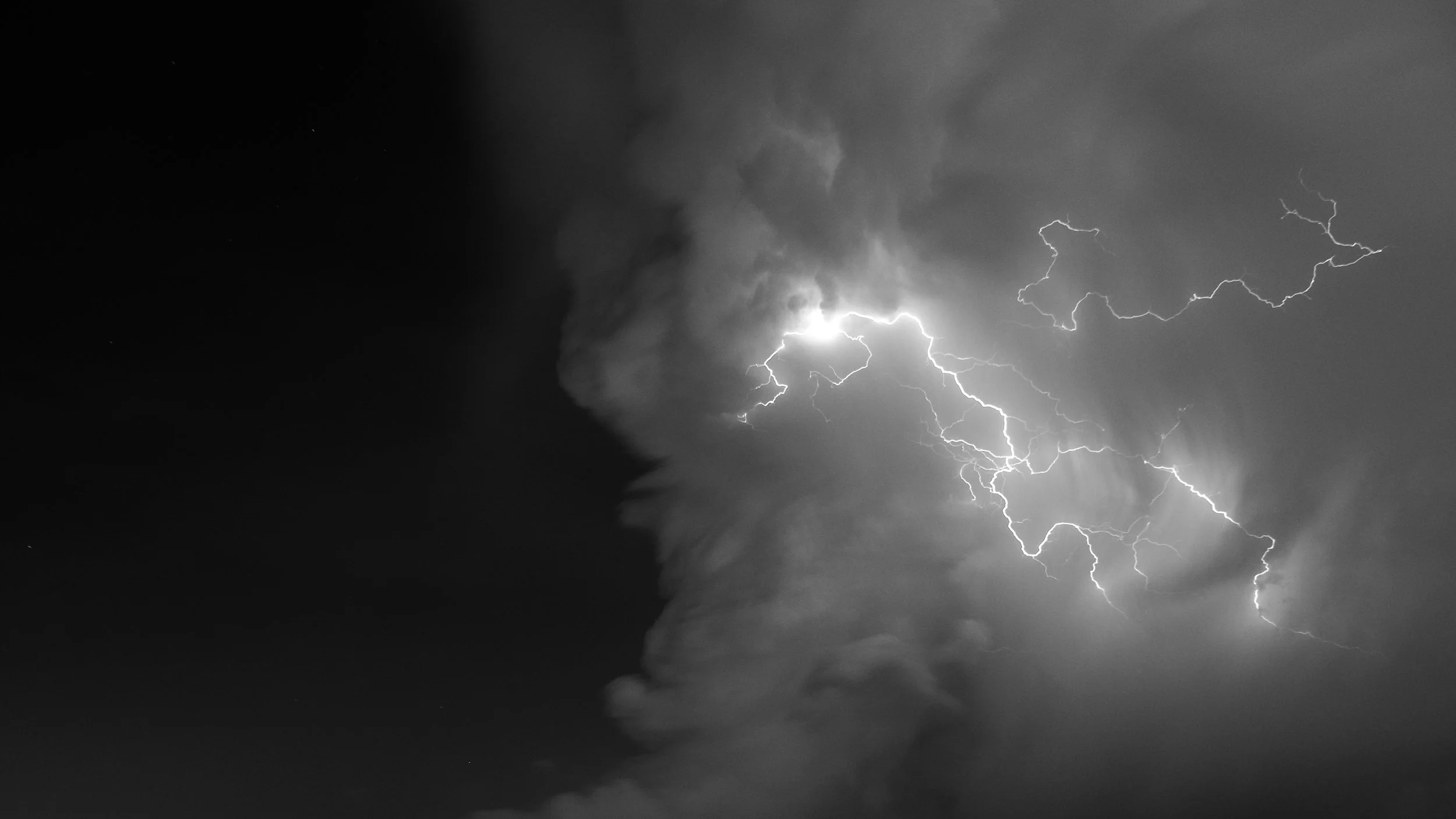 Éclair dans un ciel orageux noir et blanc avec des nuages.