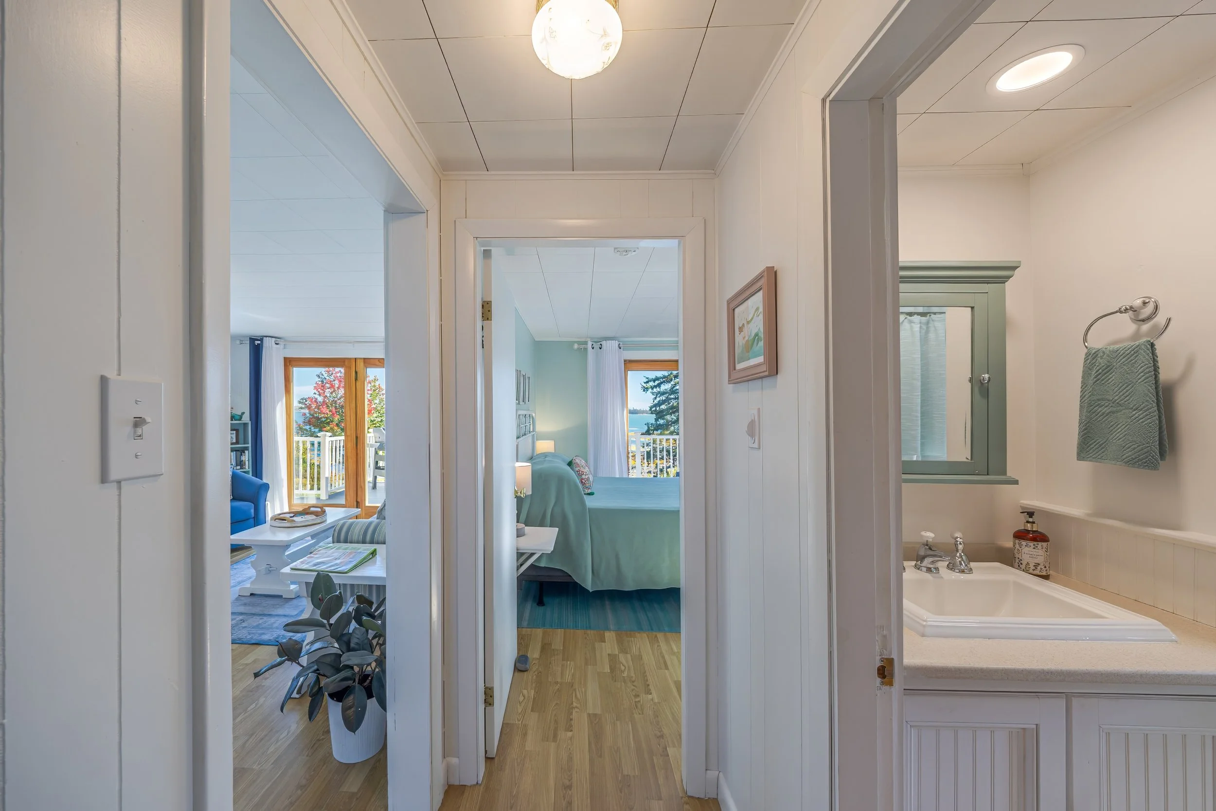 hall towards bedroom.jpg