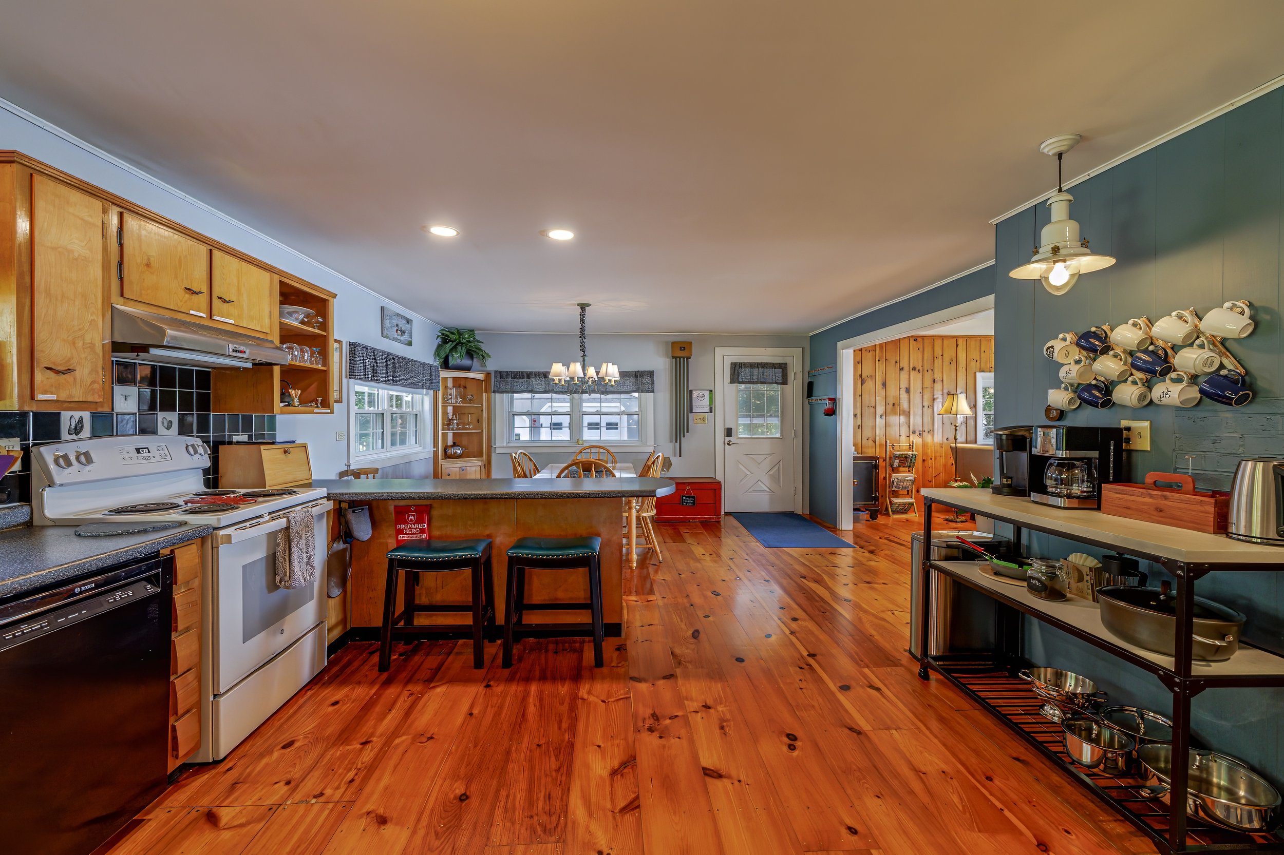full kitchen view.jpg