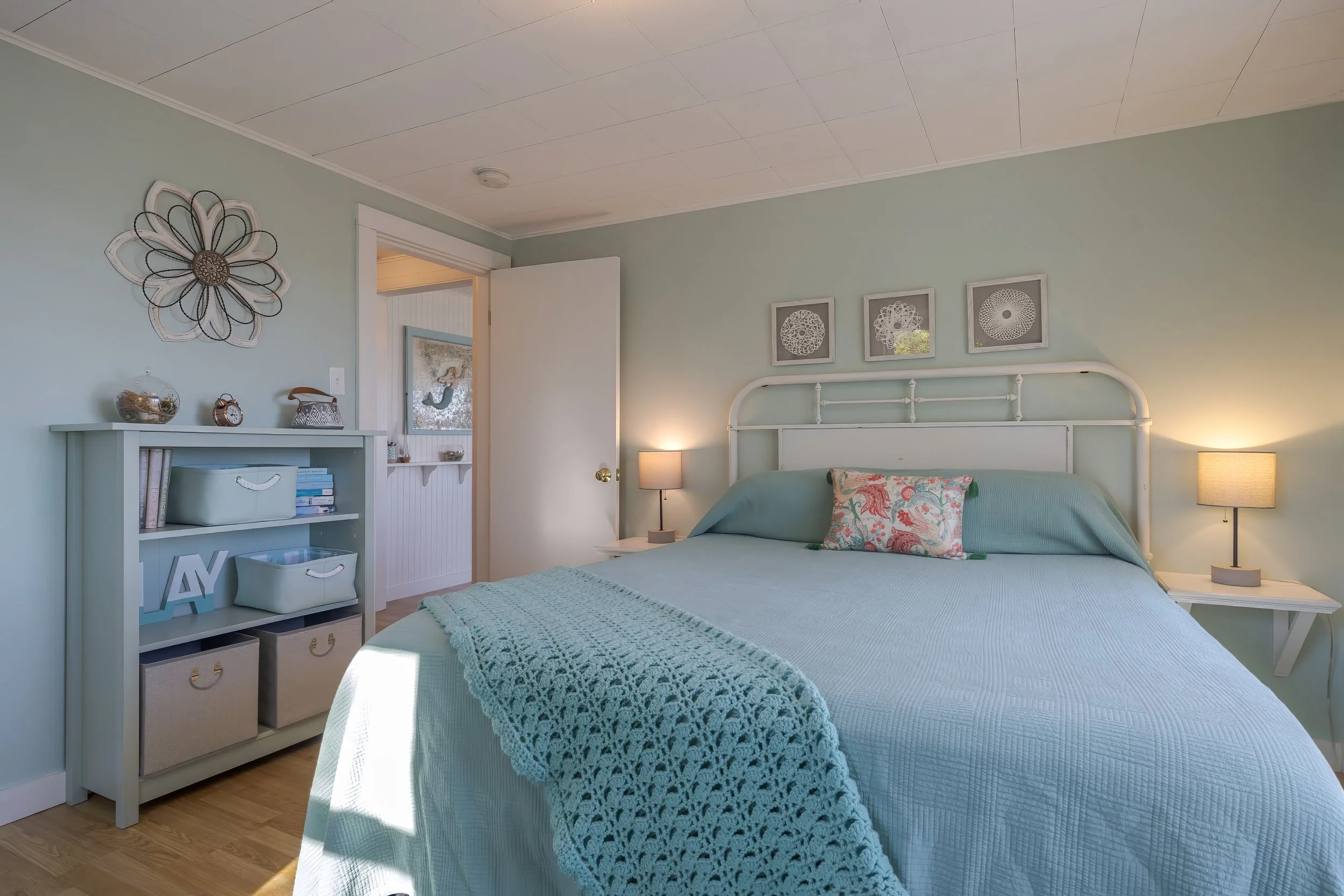 queen bed to hall.jpg