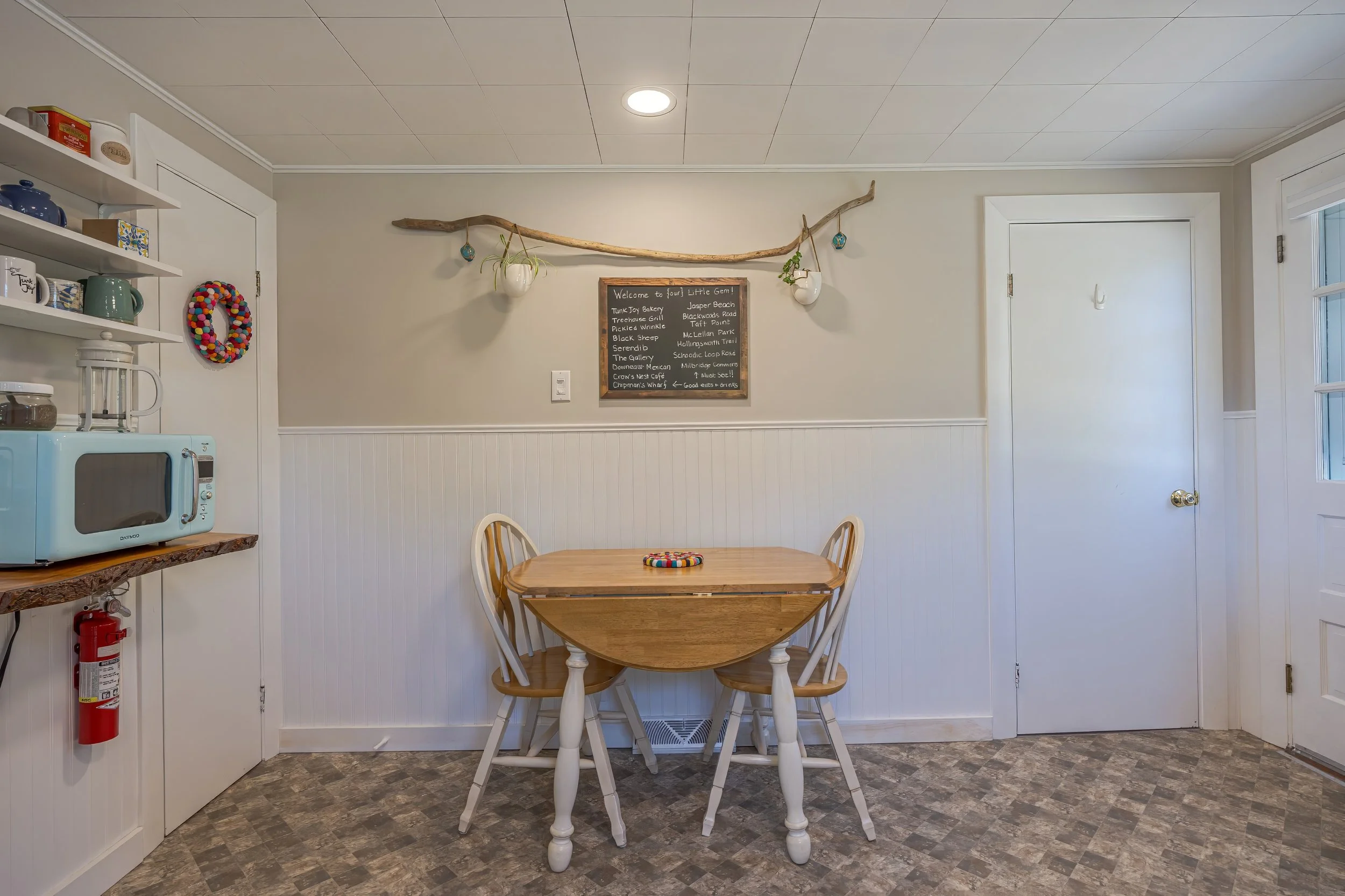 kitchen dining table.jpg