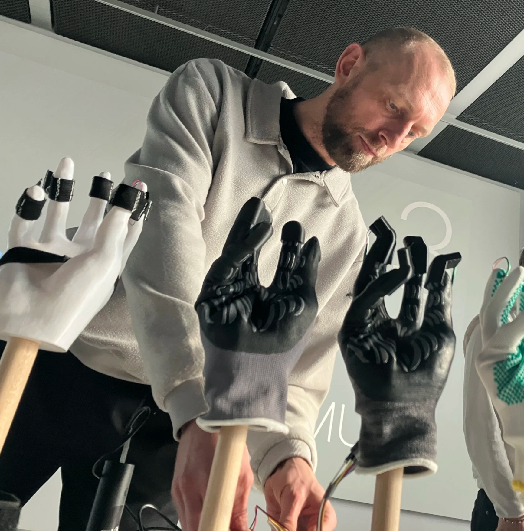 Ein Foto von Bernhard Grabner-Hemelmayr bei einer Präsentation oder Demonstration.