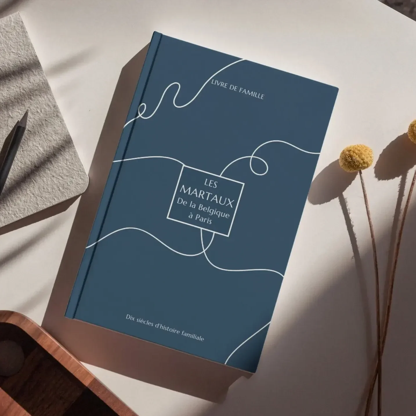 Avant Nous propose la recherche et mise en forme du récit de votre histoire de famille dans un livre imagé et contextualisé.