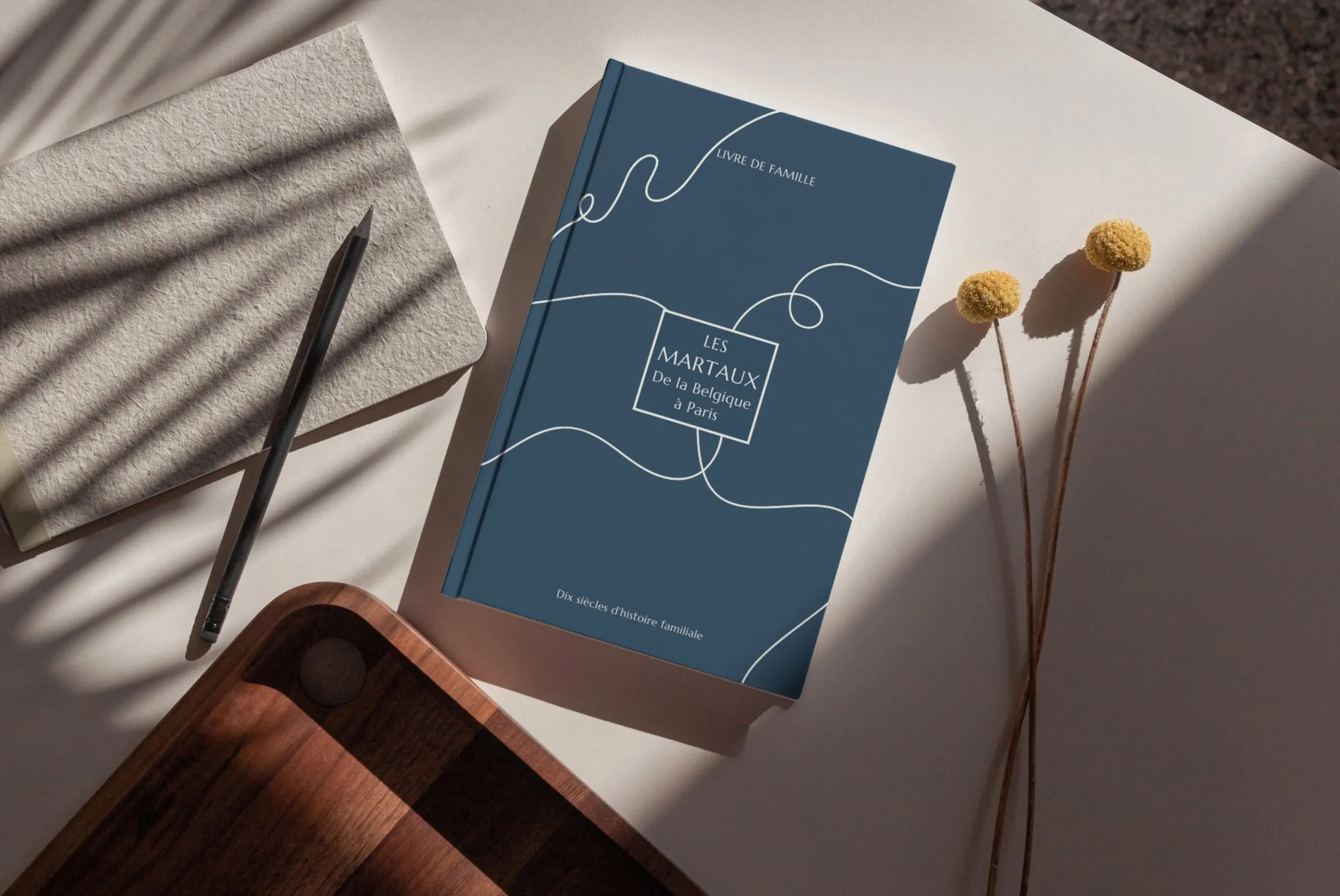 Avant Nous propose la recherche et mise en forme du récit de votre histoire de famille dans un livre imagé et contextualisé.