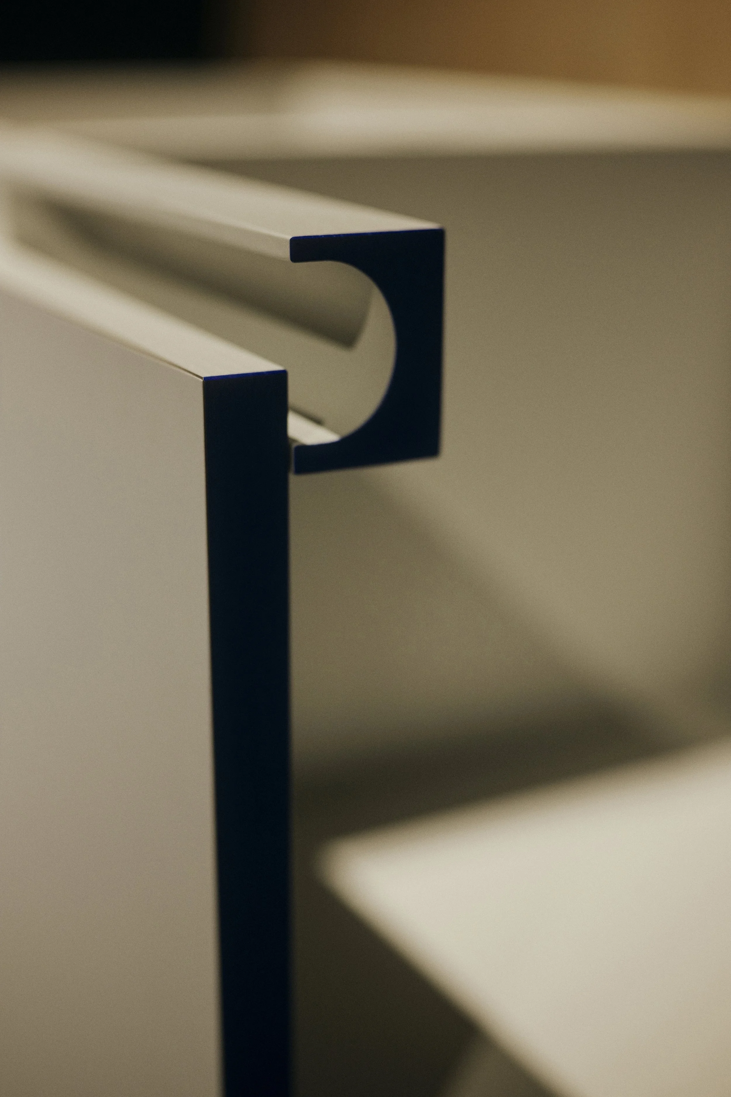 Nahaufnahme eines Metallprofils mit C-förmigem Querschnitt, möglicherweise für den Einsatz in Bau oder Architektur.