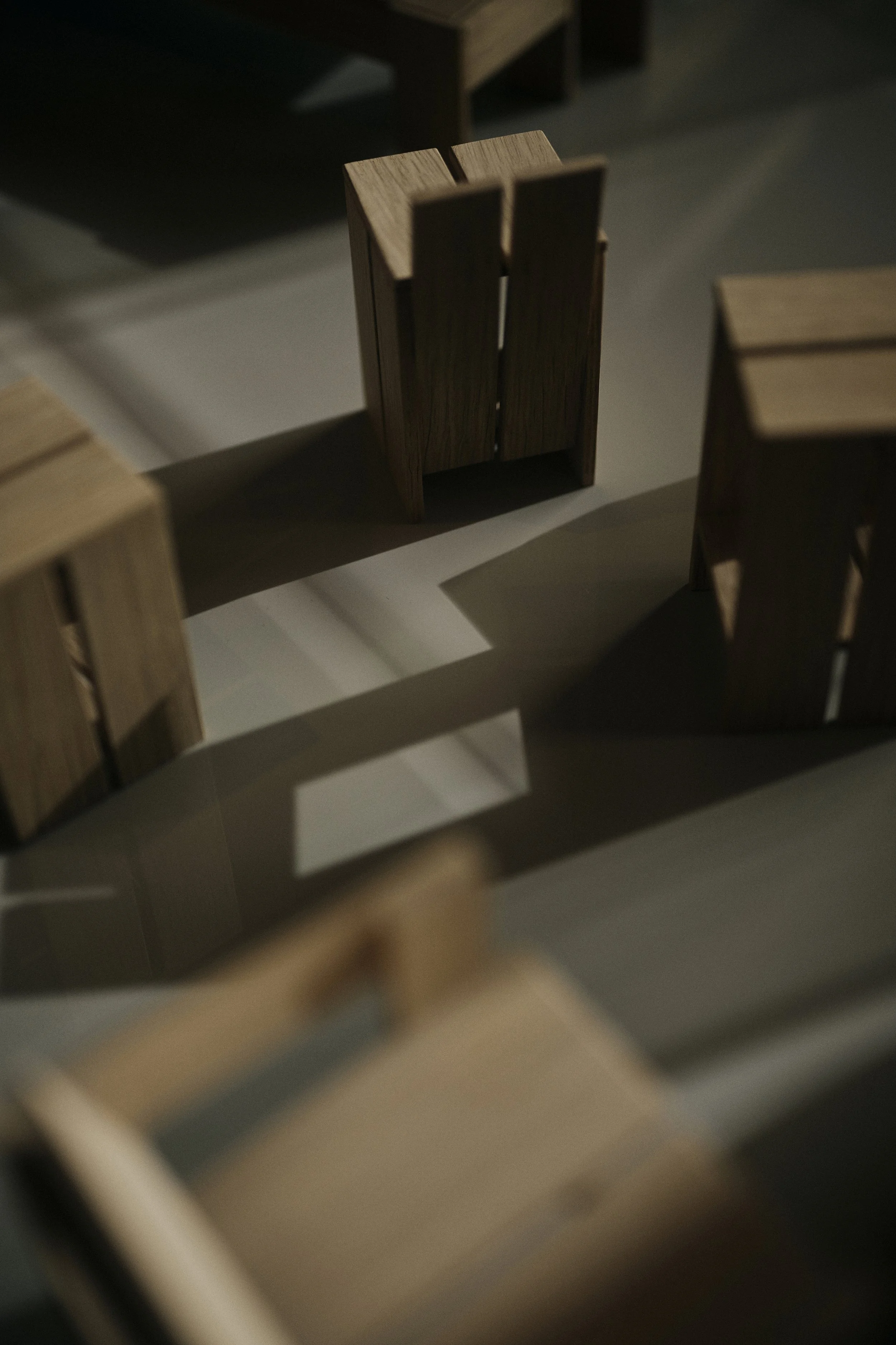 Holzspielzeugwürfel in abstrakter Anordnung auf Tisch