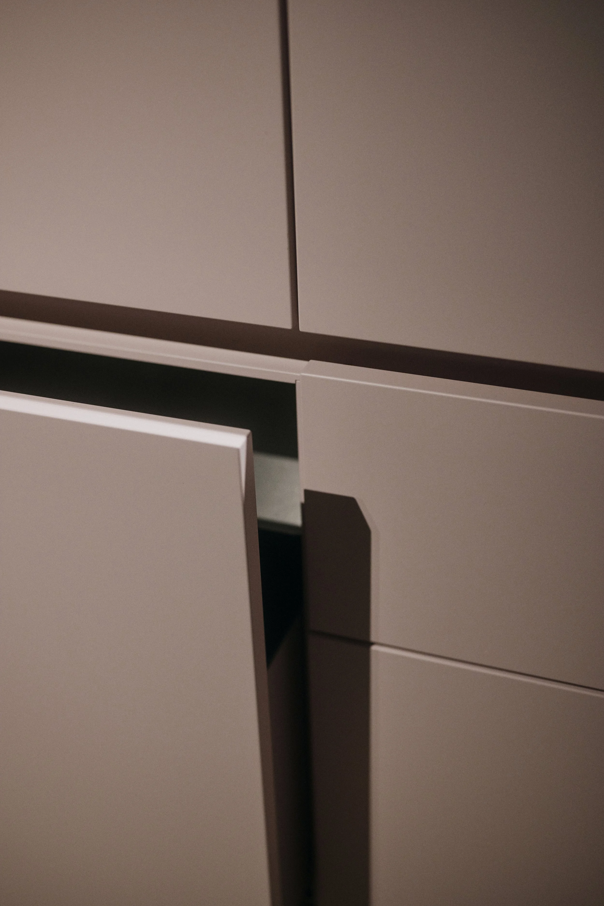 Teilweise geöffnete Schublade in einem modernen Möbelstück