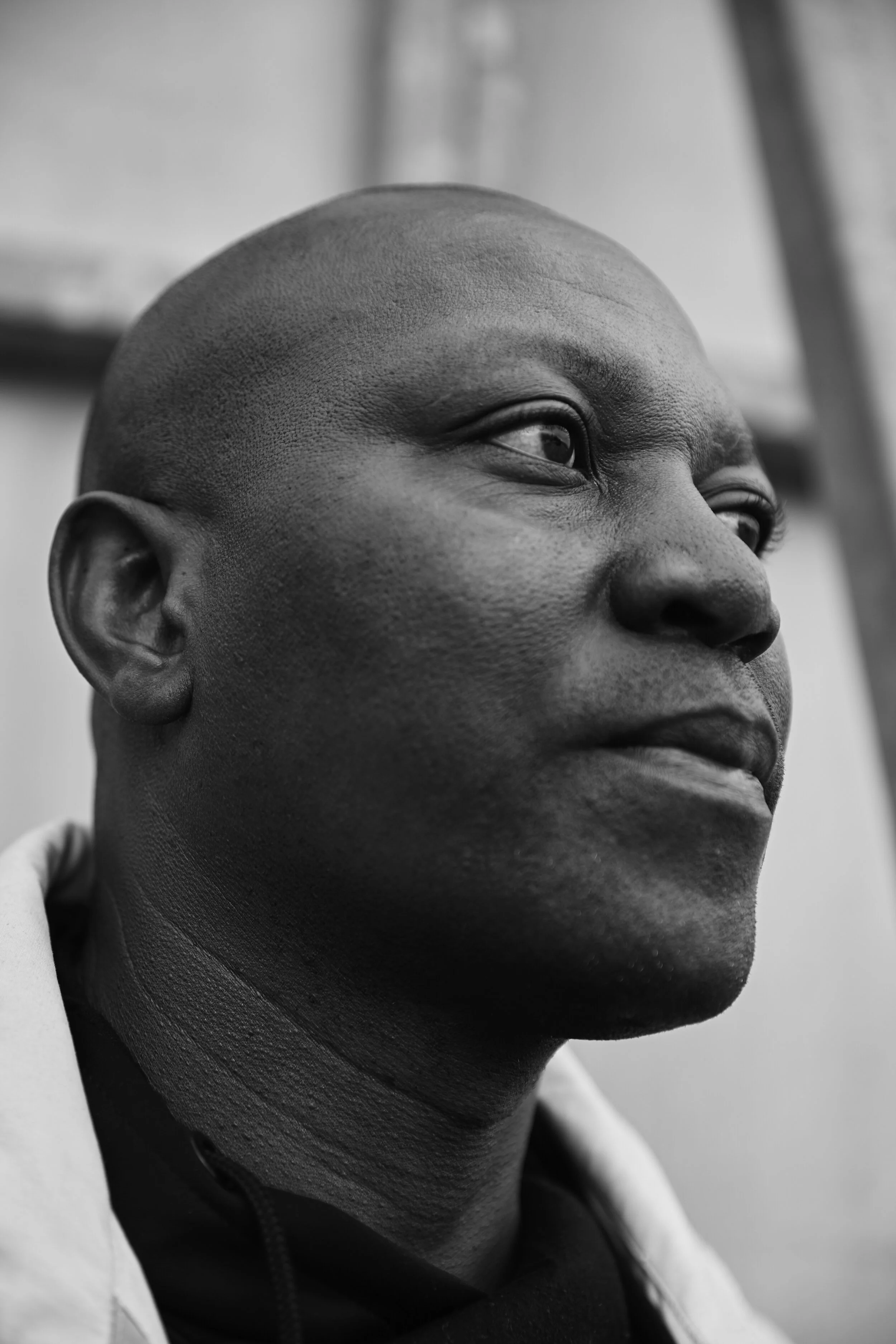 Schwarzweiß-Porträt eines Mannes, der nach rechts blickt.