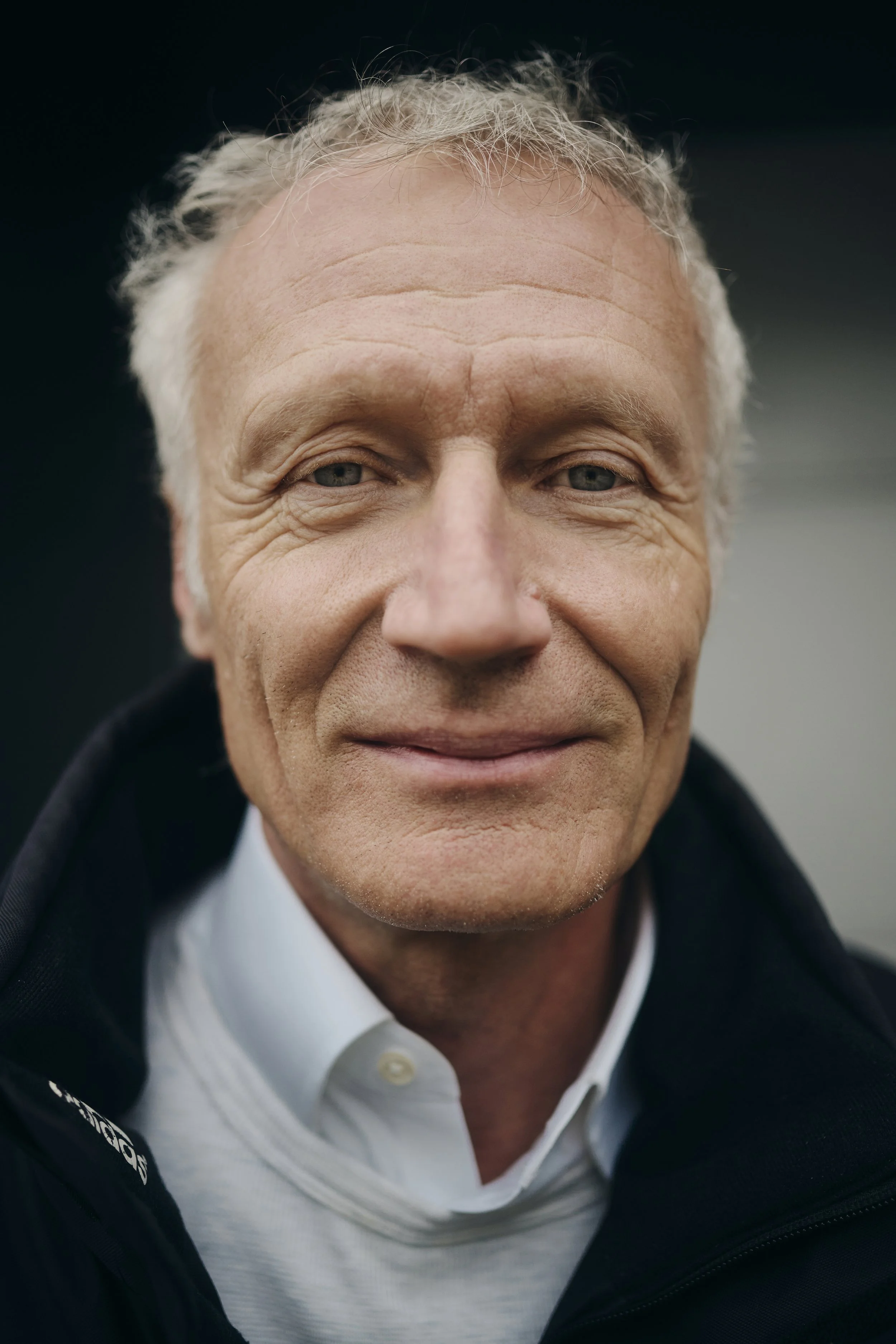 Nahaufnahme Andreas Preuninger mit grauen Haaren in einem Hemd und einer Jacke.