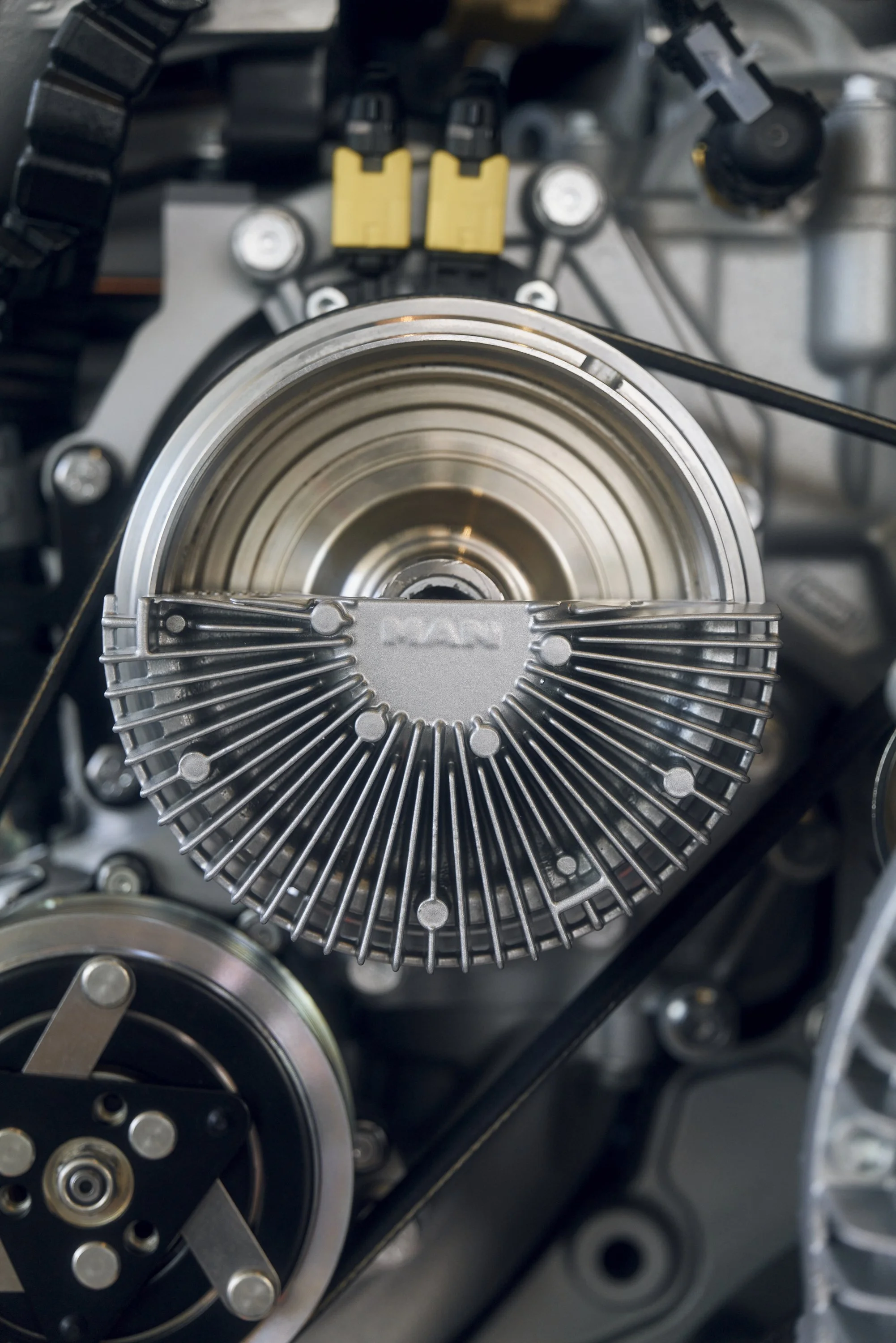 Detailansicht eines Industriegeräts mit Metallkomponenten und Zahnriemen.