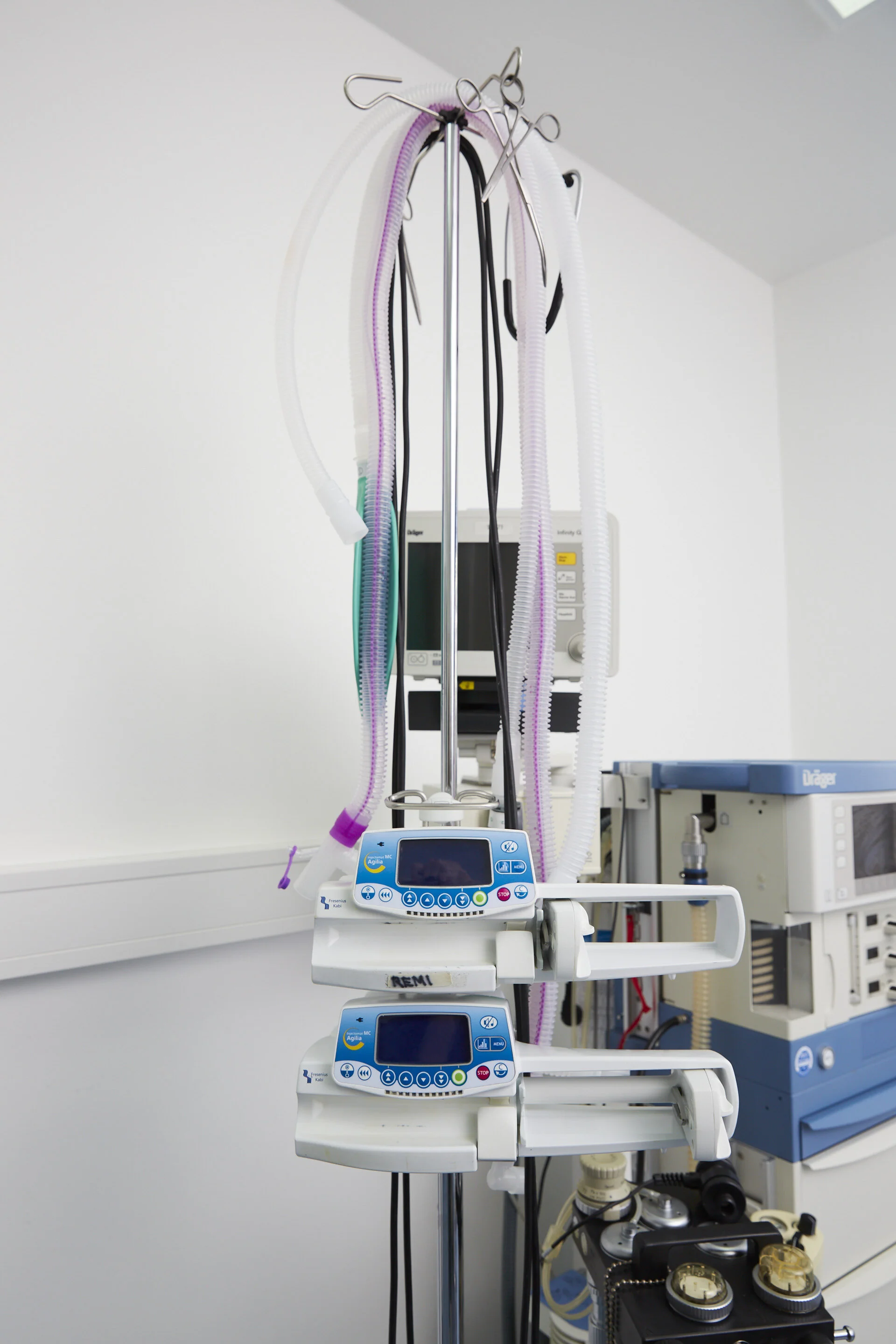 Medizinische Überwachungs- und Versorgungsausrüstung in einem Krankenhausraum.