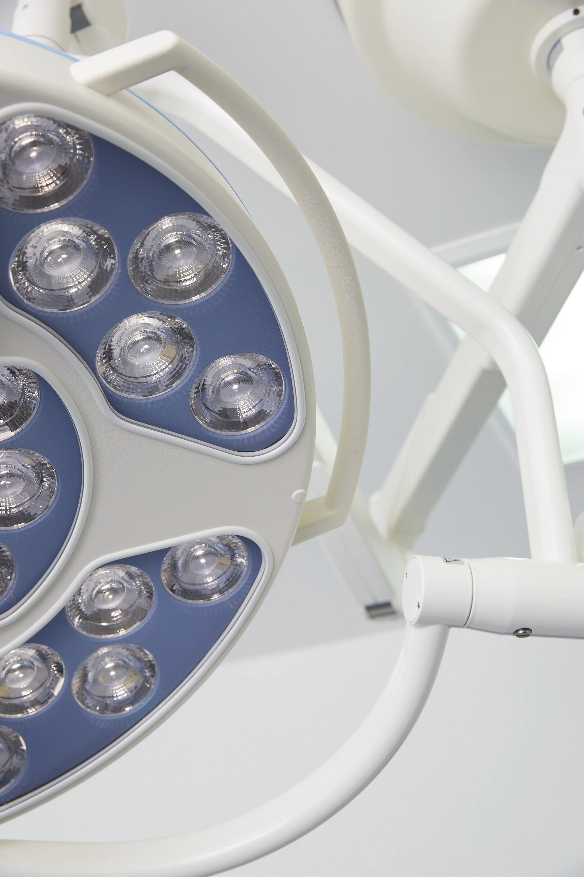 Nahaufnahme einer modernen Operationsleuchte mit mehreren LED-Lampen.