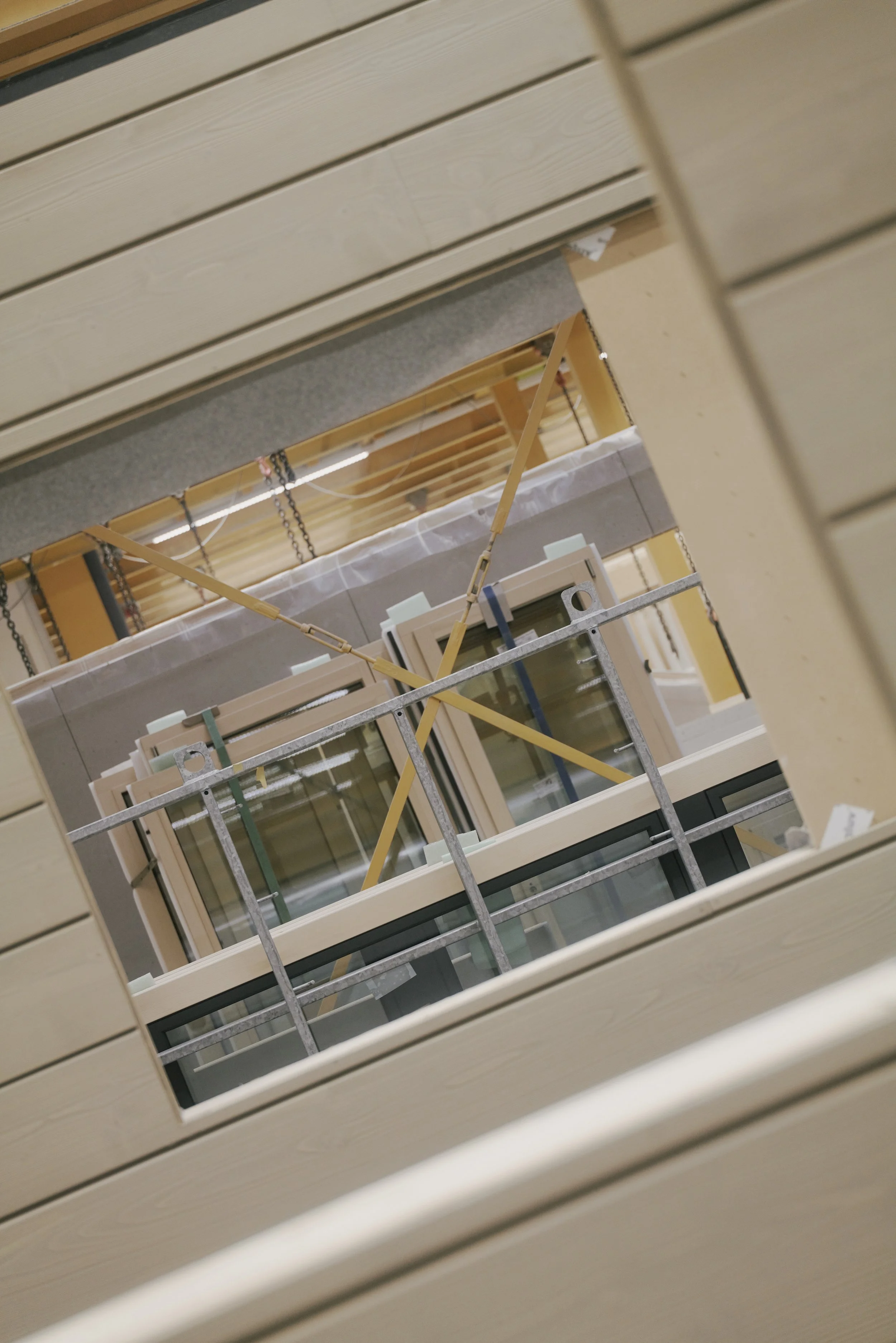 Ansicht eines Fensters in einem Gebäude in Bau mit hölzernen Platten und Streben.