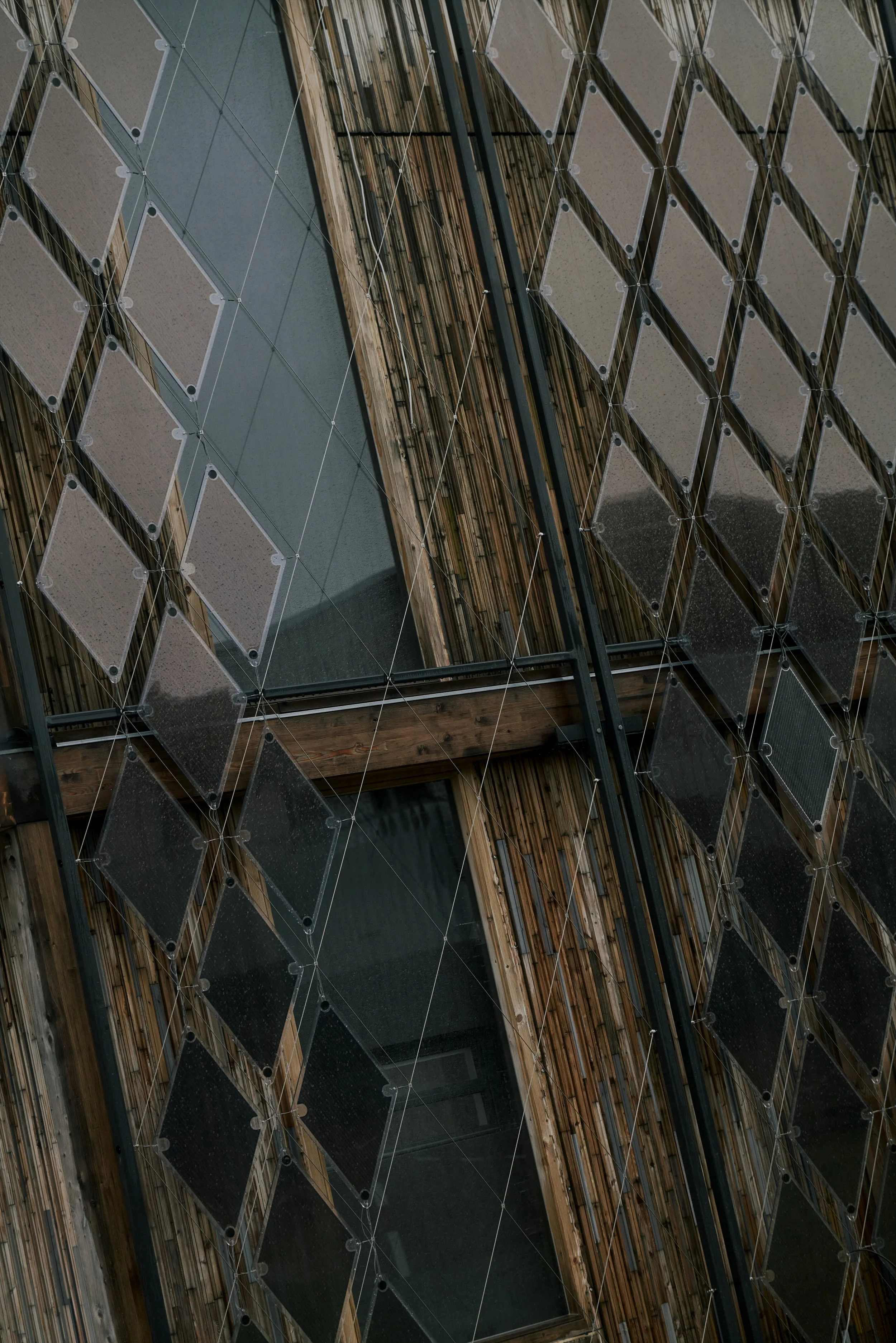 Architekturdetail mit Holz und Glas