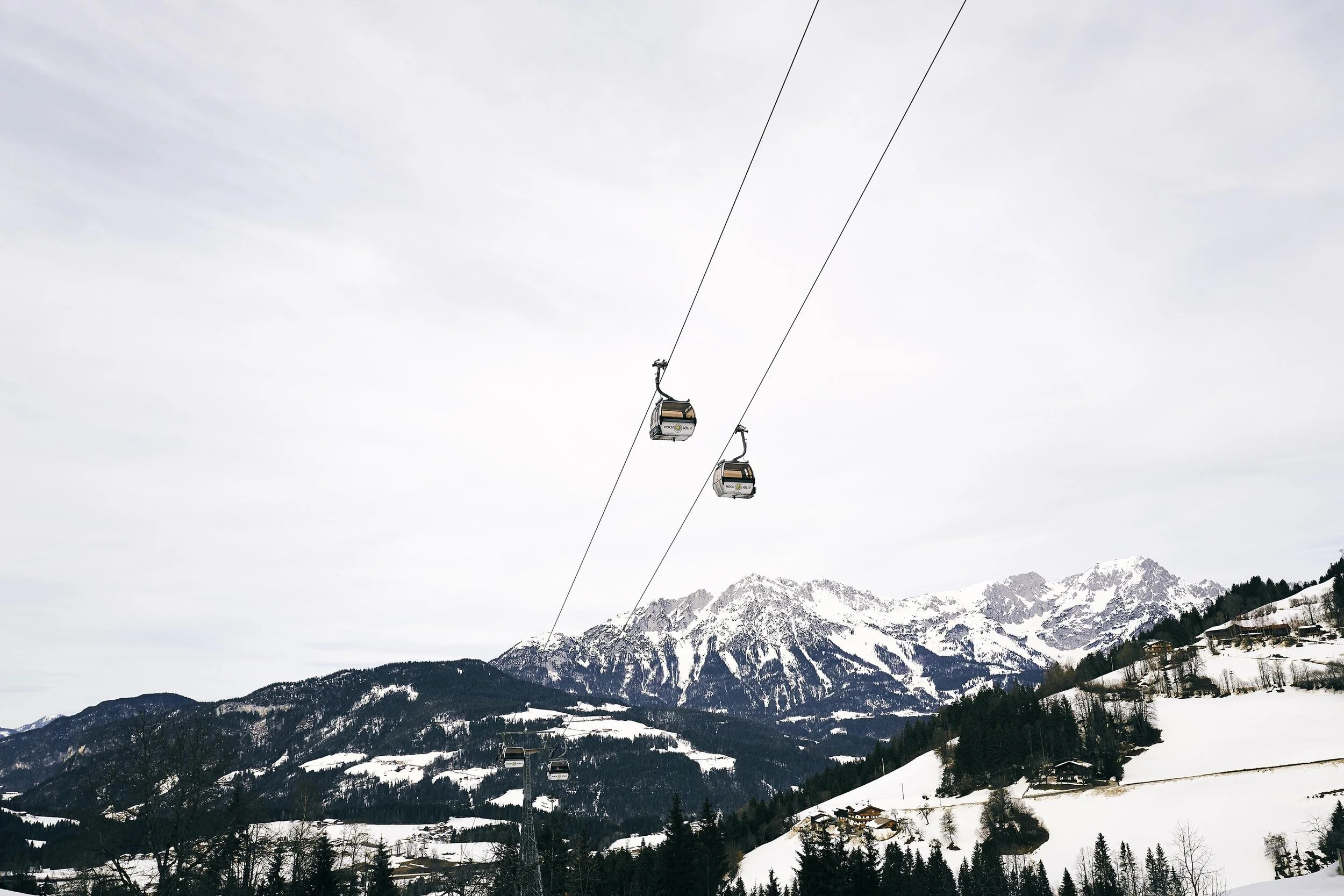 In der Gondel zum Start des Hexenritts kann man das Panorama rund um Kitzbühel bestaunen.