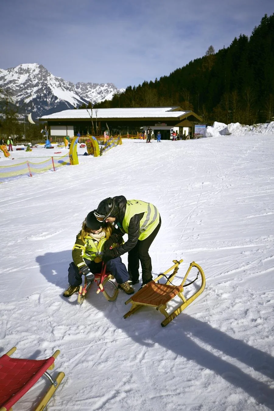 Die Autorin bekommt letzte Anweisungen von ihrer Rodellehrerin