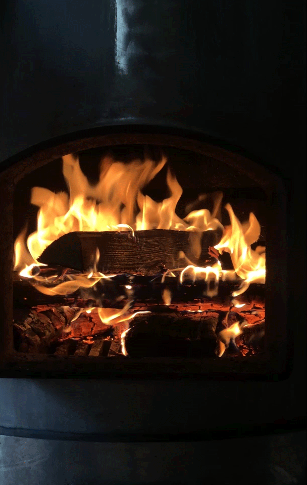 Flammen in einem Kamin mit brennendem Holz.