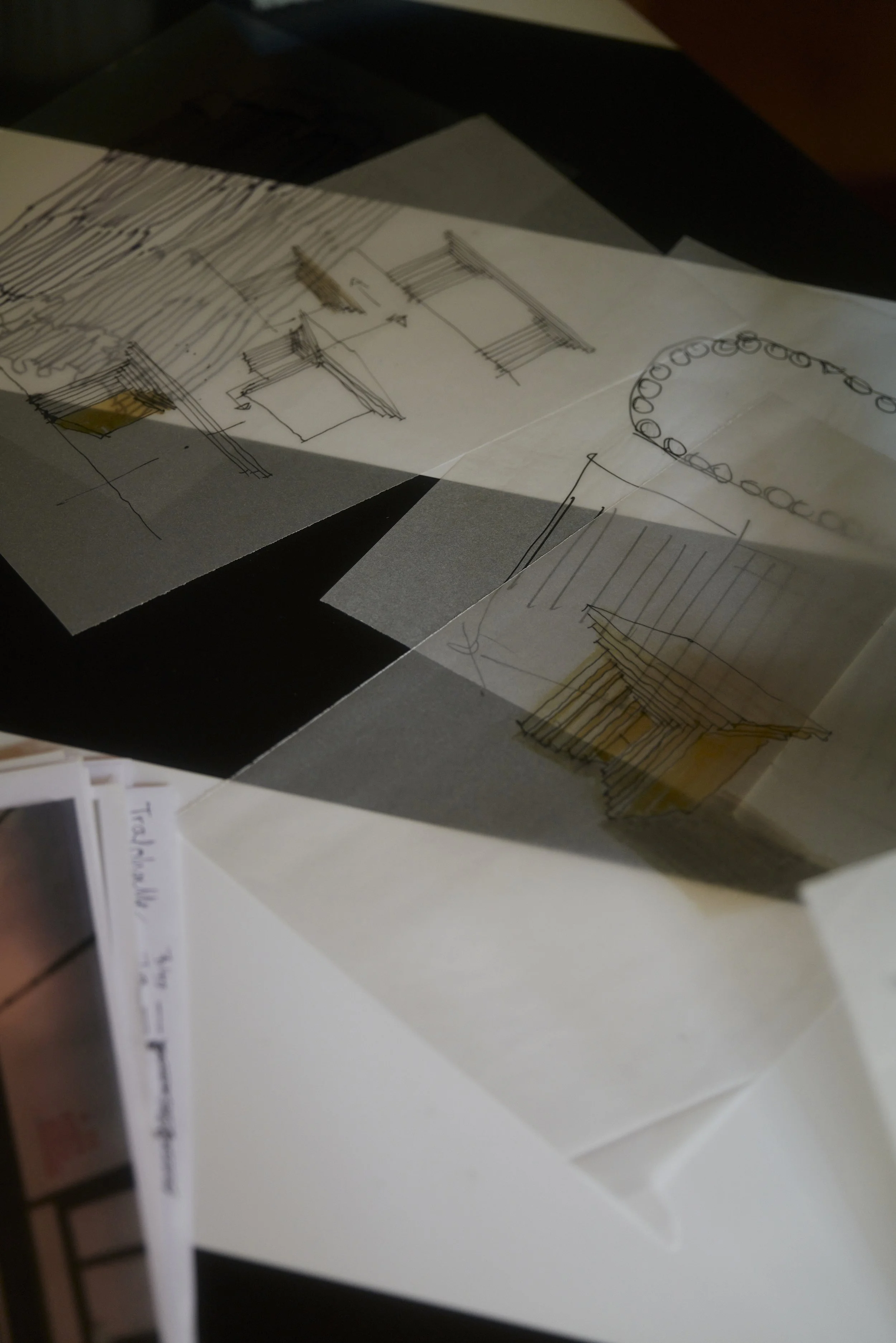 Architektonische Skizzen auf Transparentpapier auf einem Tisch.