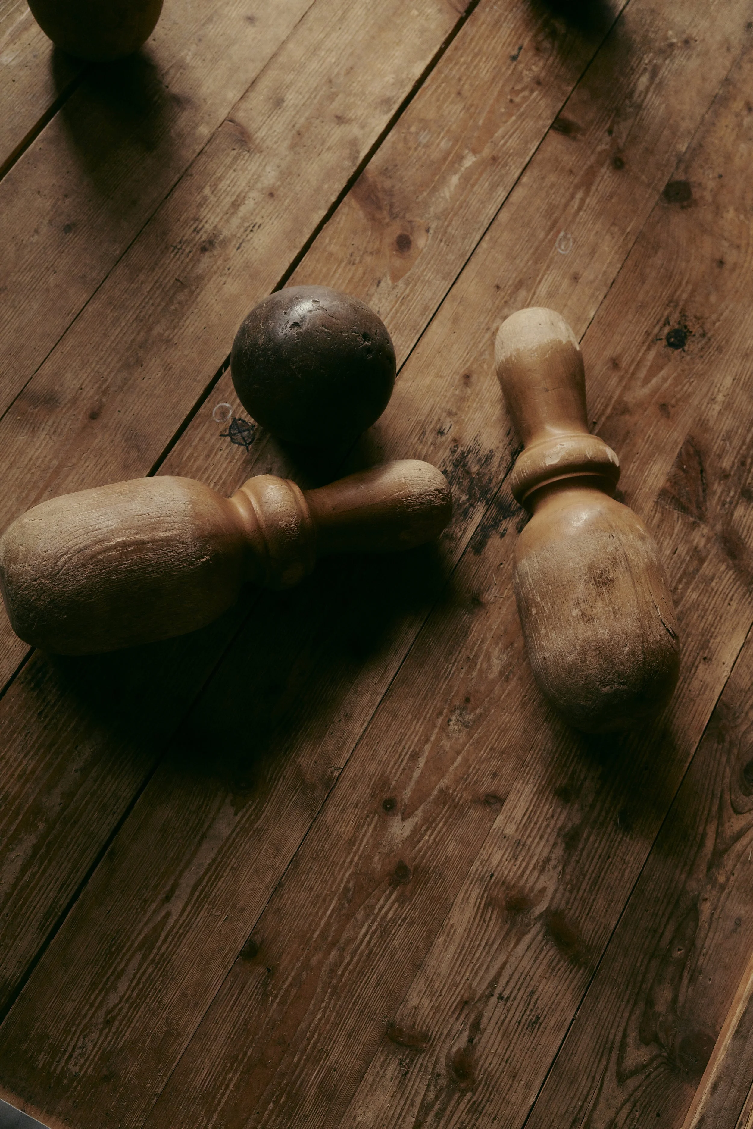 Alte Kegel und Kugel auf Holzboden