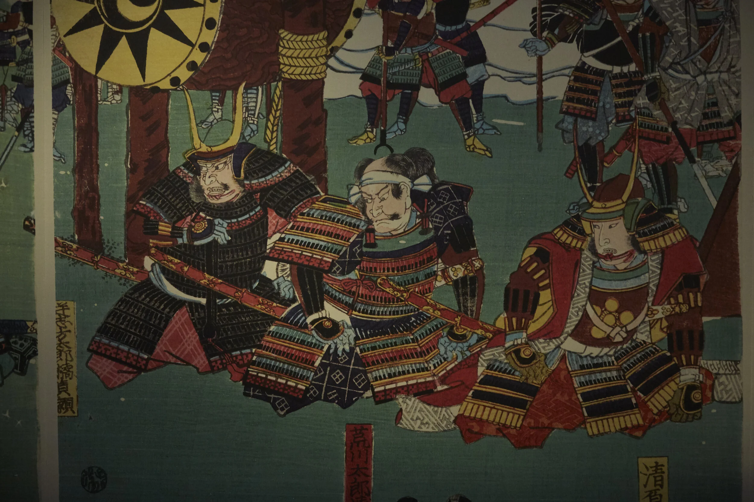 Japanische Krieger in traditioneller Rüstung in einer künstlerischen Darstellung, mit Schwertern und Helmen, umgeben von historischen Symbolen und Mustern.