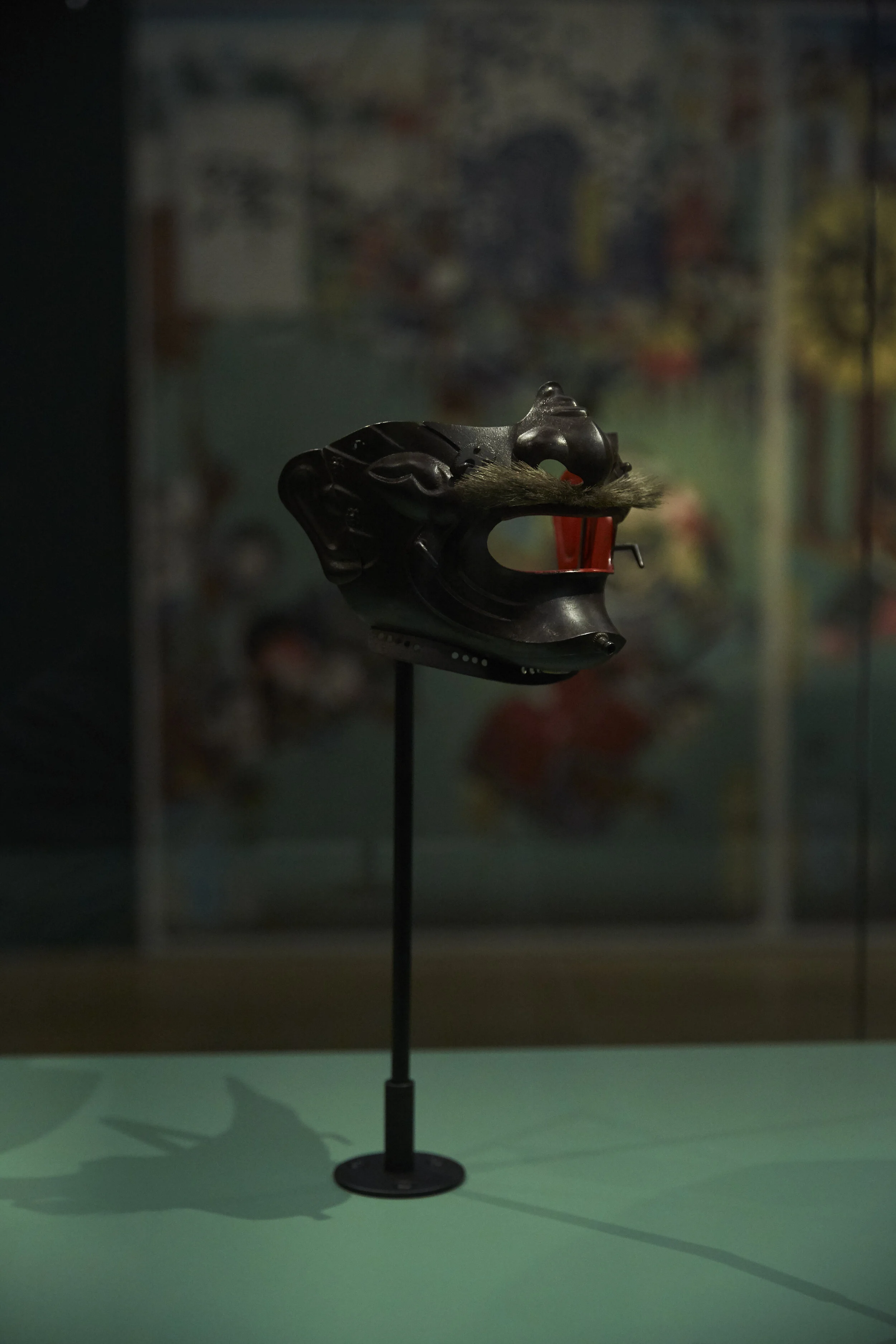 Japanische Kabuto-Helmmaske auf einem Ständer in einem Museum ausgestellt.